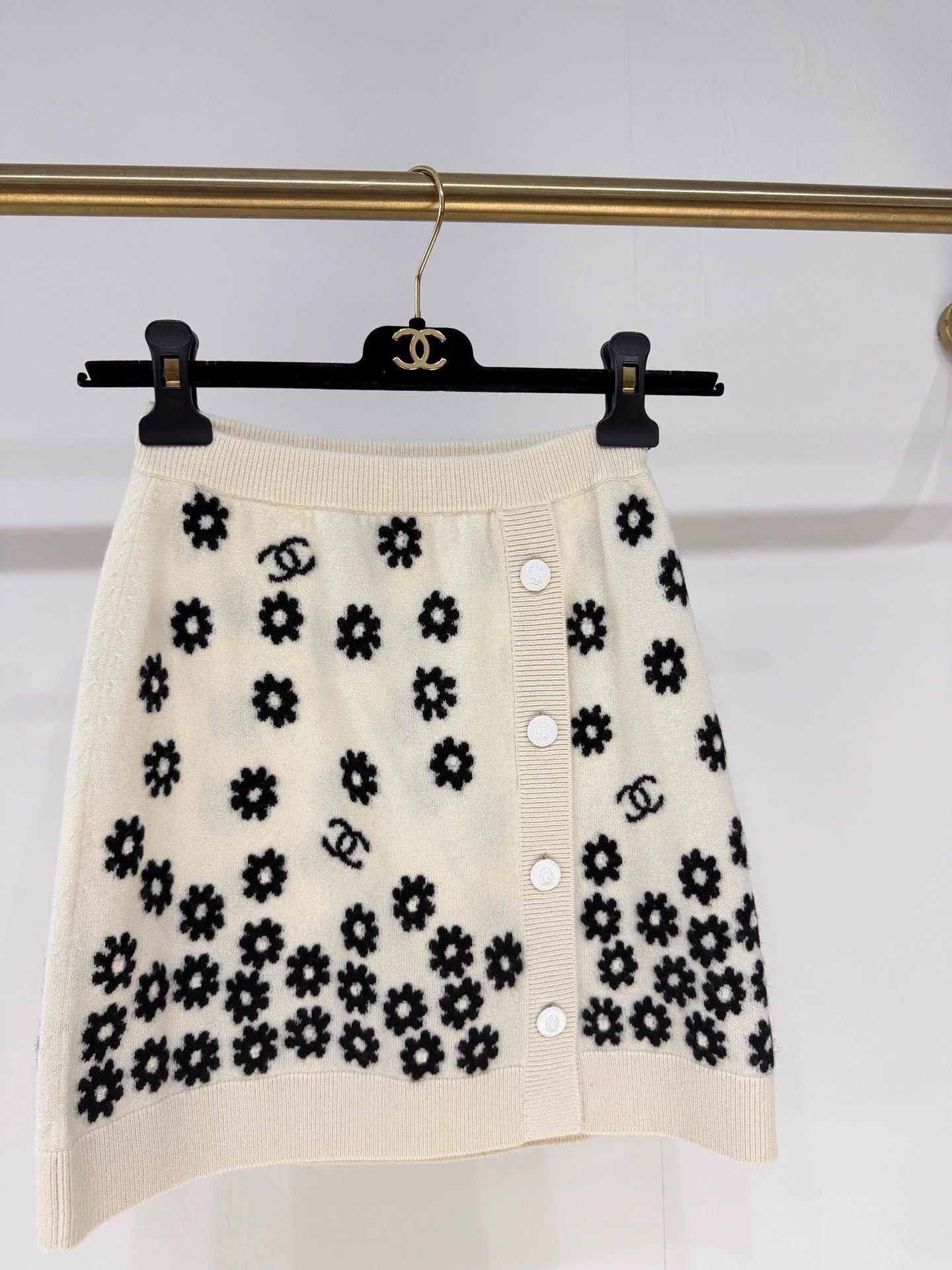 Chanel Chanel22P White Daisy Cashmere Skirt FR34 MINT Size 25" / US 0 / IT 36 - 2 Thumbnail