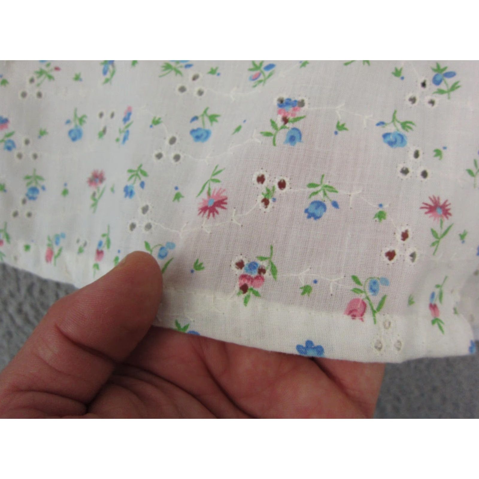 Vintage VINTAGE Stitches Blouse Shirt Womens Small White Floral Sleeveless Collared 90s Flower Casual Lightweight Womens Blouse Size S / US 4 / IT 40 - 4 Thumbnail