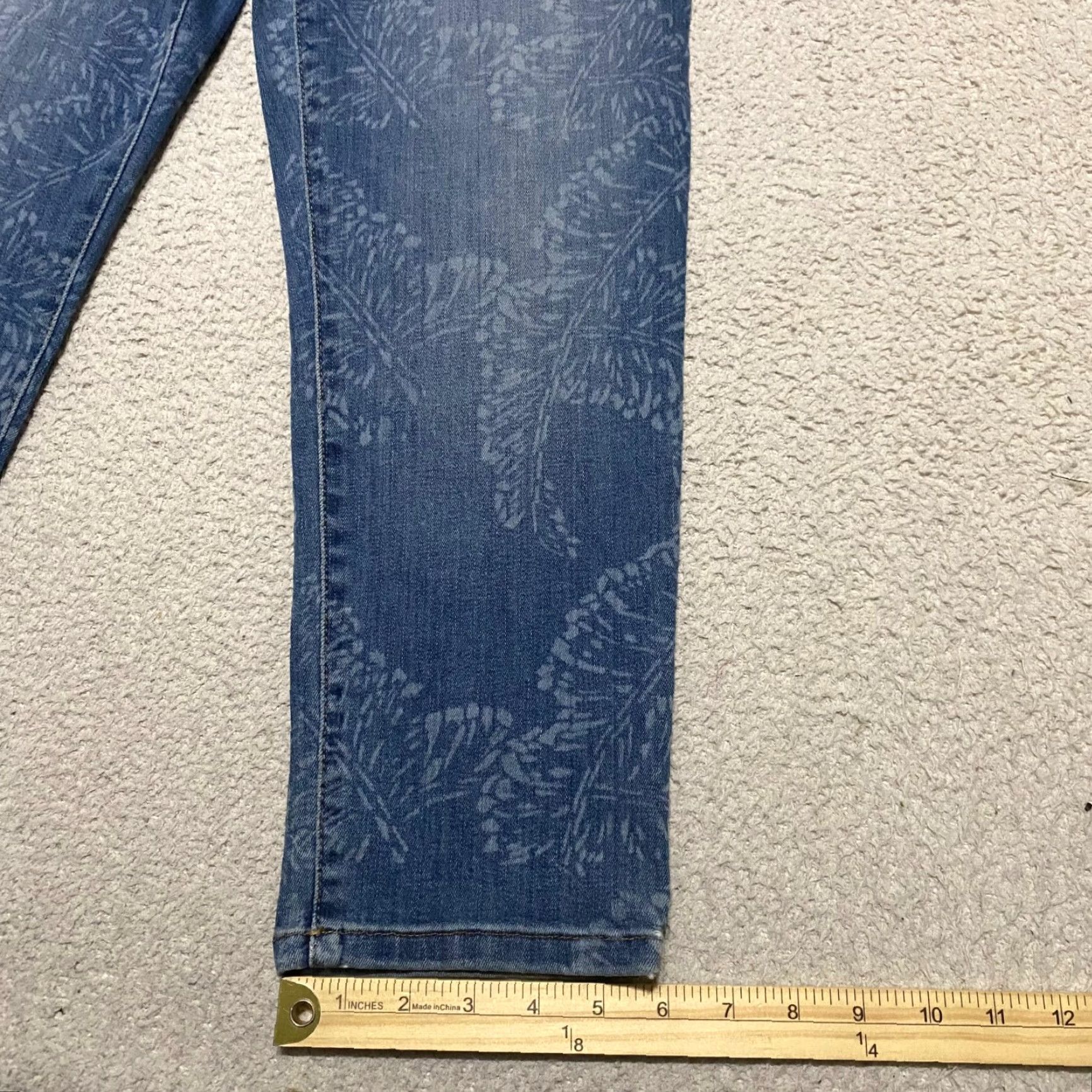 Chaps NWT Chaps Jeans Womens Blue Denim Medium Wash Floral Capri 10 Casual Regular Rise 5-Pocket Womens Girls? Size 32" / US 10 / IT 46 - 6 Thumbnail