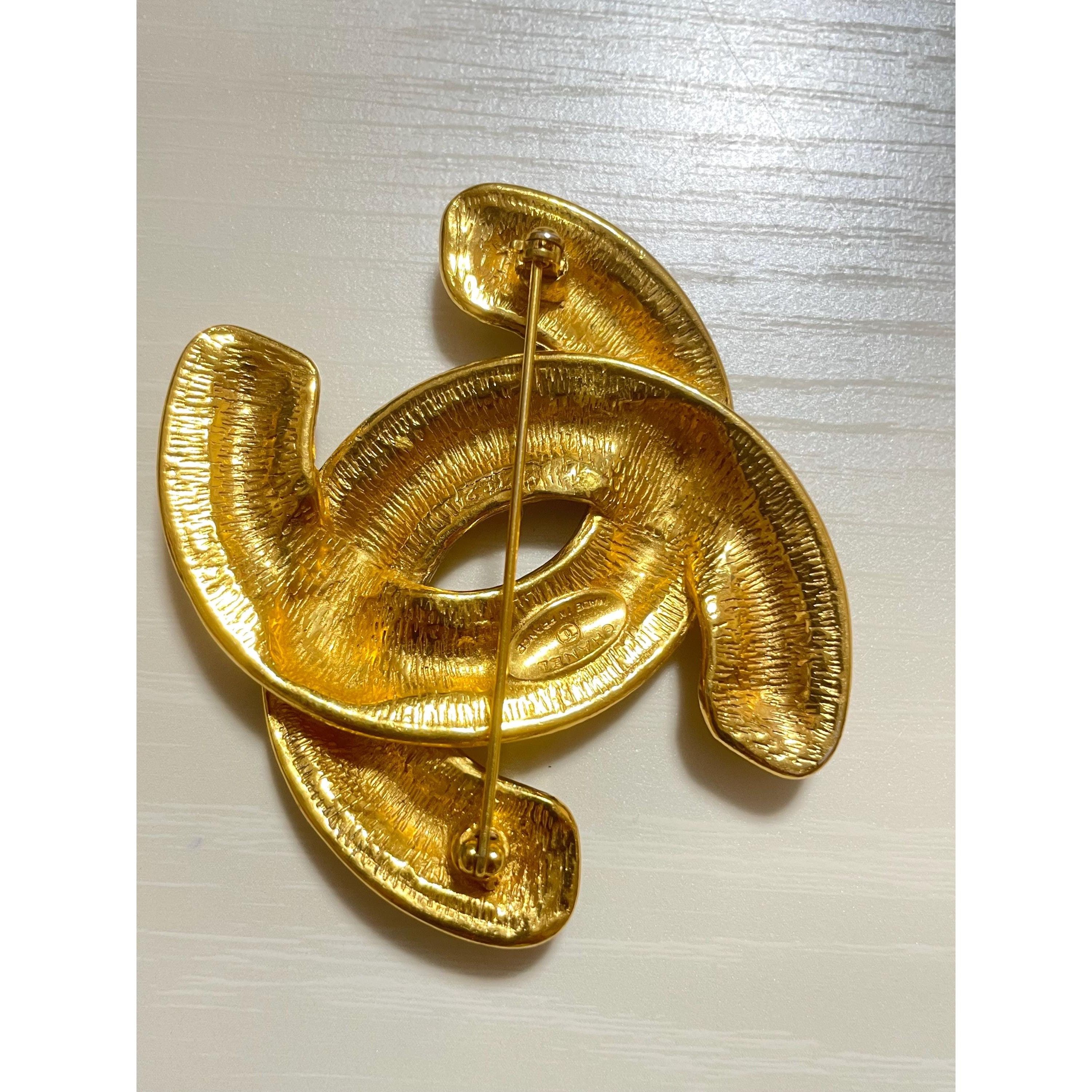 Chanel Vintage Chanel classic large matelasse CC brooch. Must have Size ONE SIZE - 8 Thumbnail