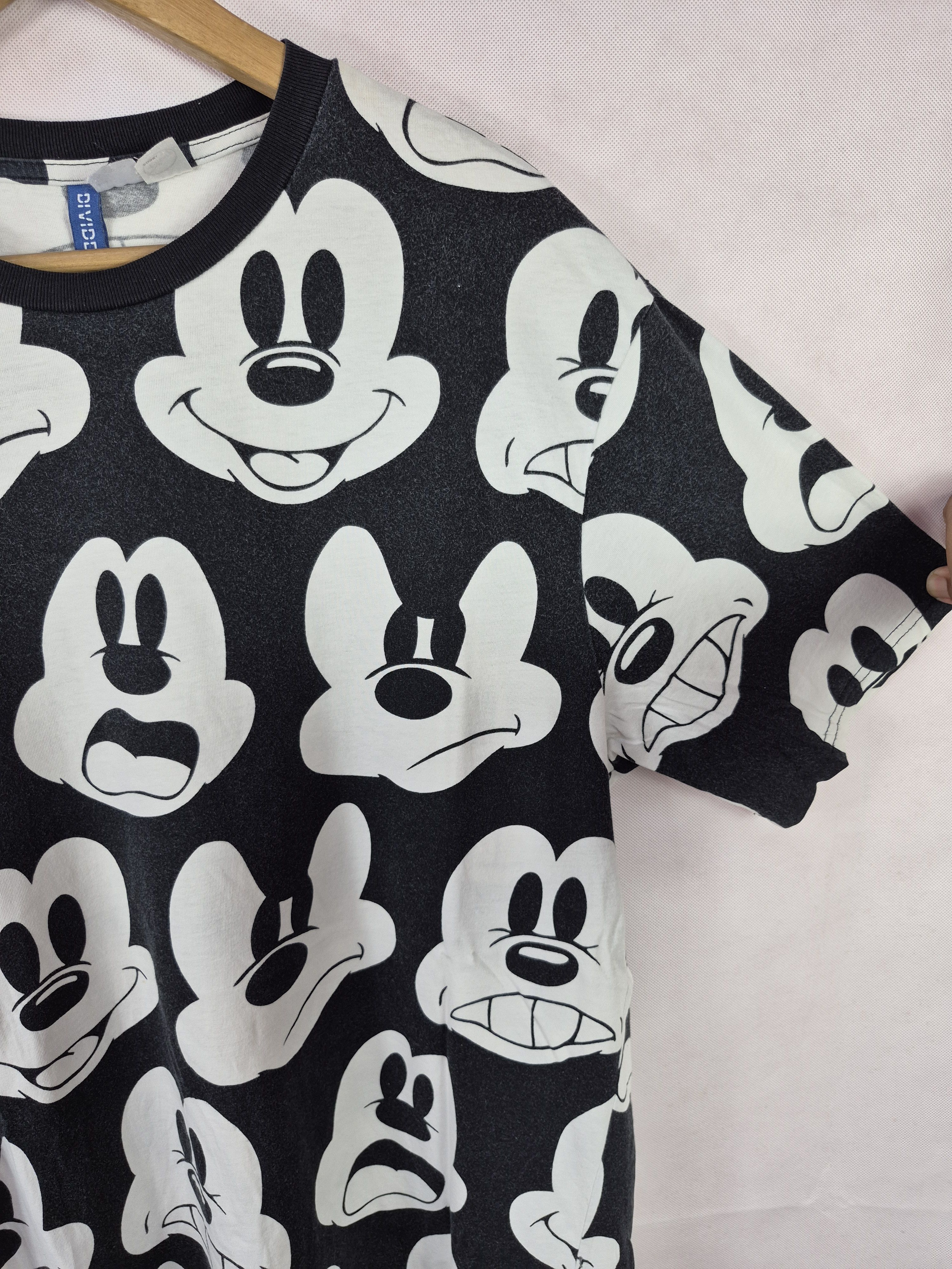 Mickey Mouse 🔥 HnM Divided Mickey Mouse Fullprint AOP Tee Size US XL / EU 56 / 4 - 4 Thumbnail