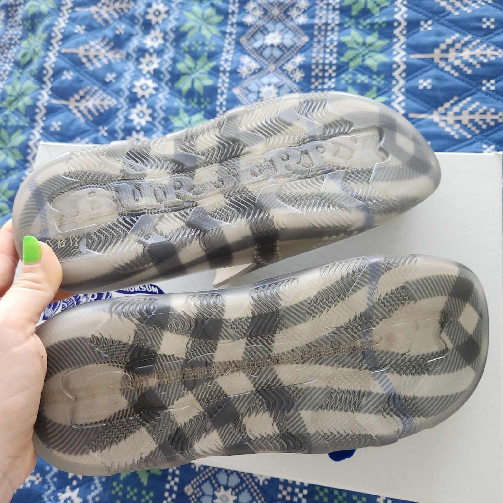 Burberry Authentic Burberry Stingray Check Slide Sandals 36 Unisex Size US 5 / IT 35 - 5 Thumbnail