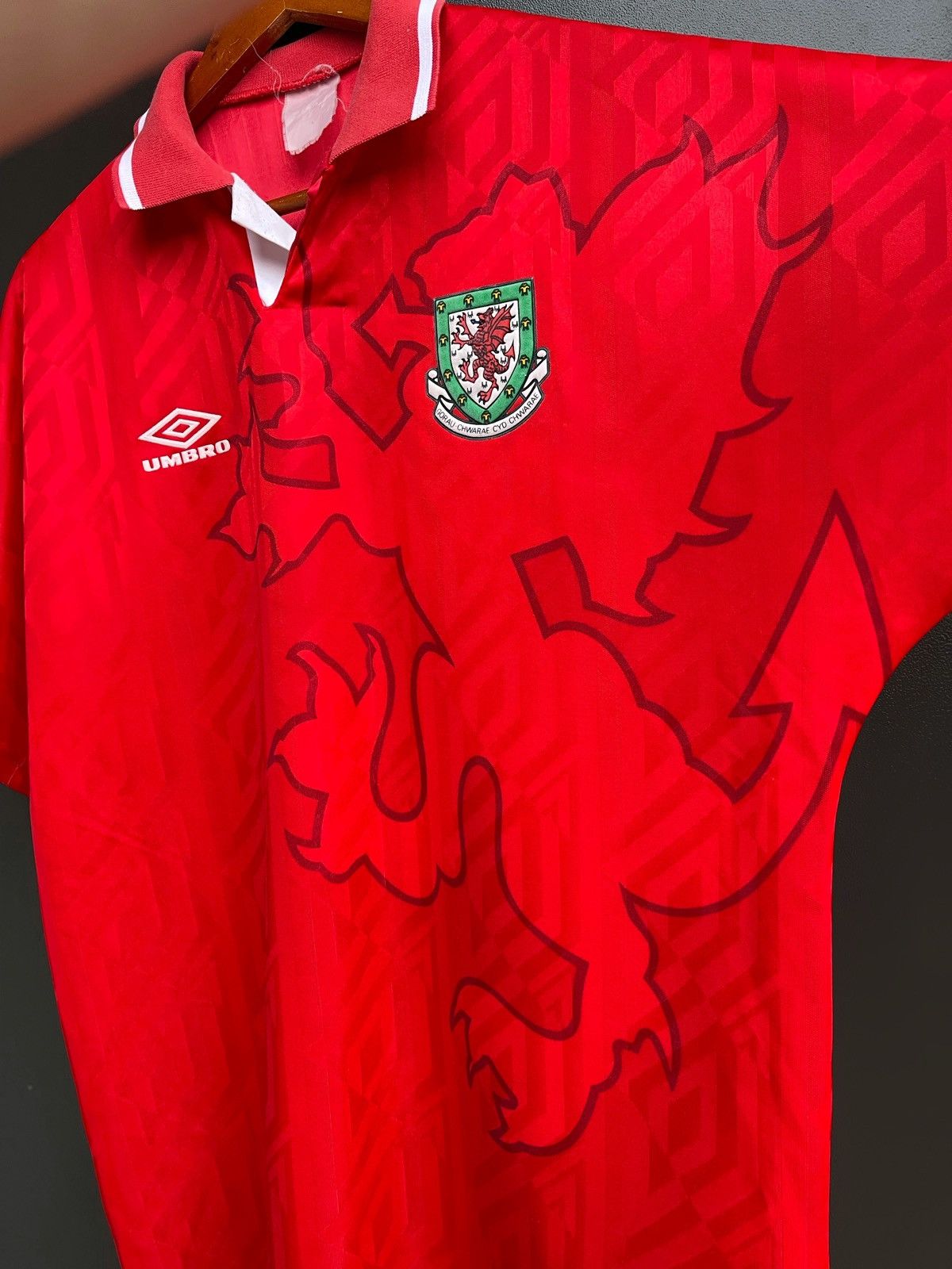 Umbro Wales Umbro 1992 Football Shirt Red Dragon Welsh National Size US L / EU 52-54 / 3 - 8 Thumbnail