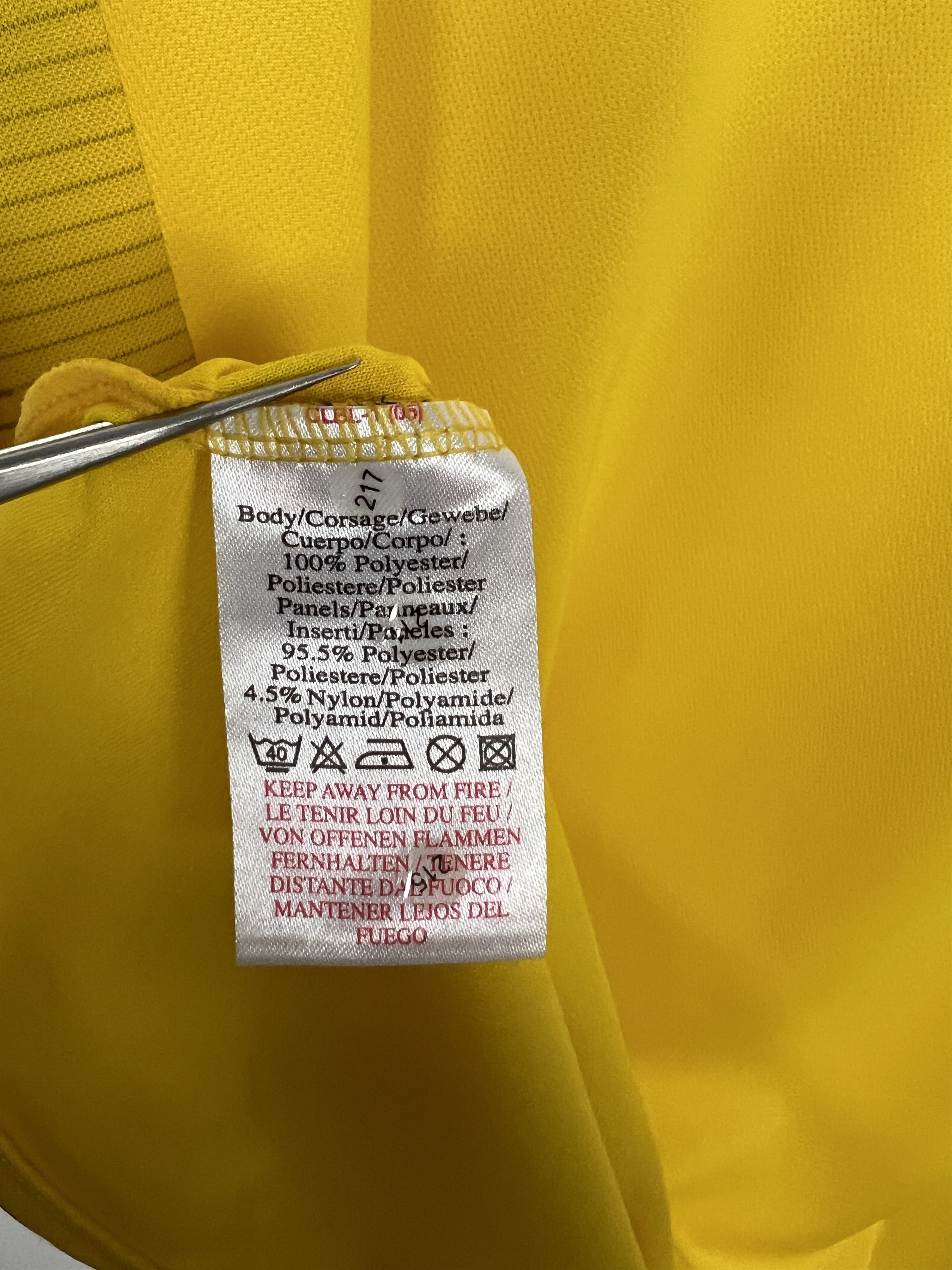 Umbro Sweden Home football shirt 2005 Soccer Umbro Jersey National Size US XL / EU 56 / 4 - 11 Thumbnail