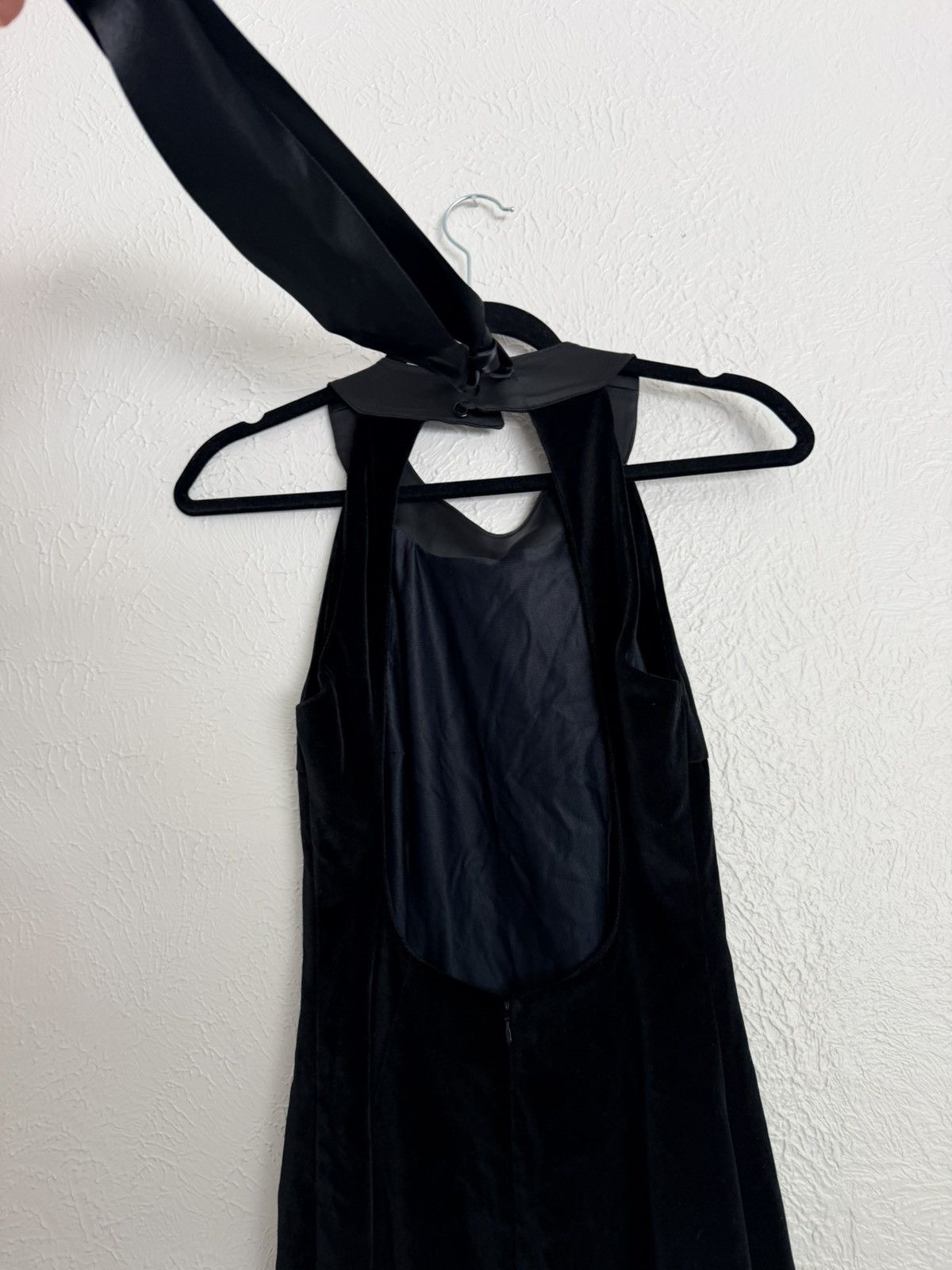 Tara Jarmon Tara Jarmon 90s black velvet open back halter mini dress Size S / US 4 / IT 40 - 5 Thumbnail