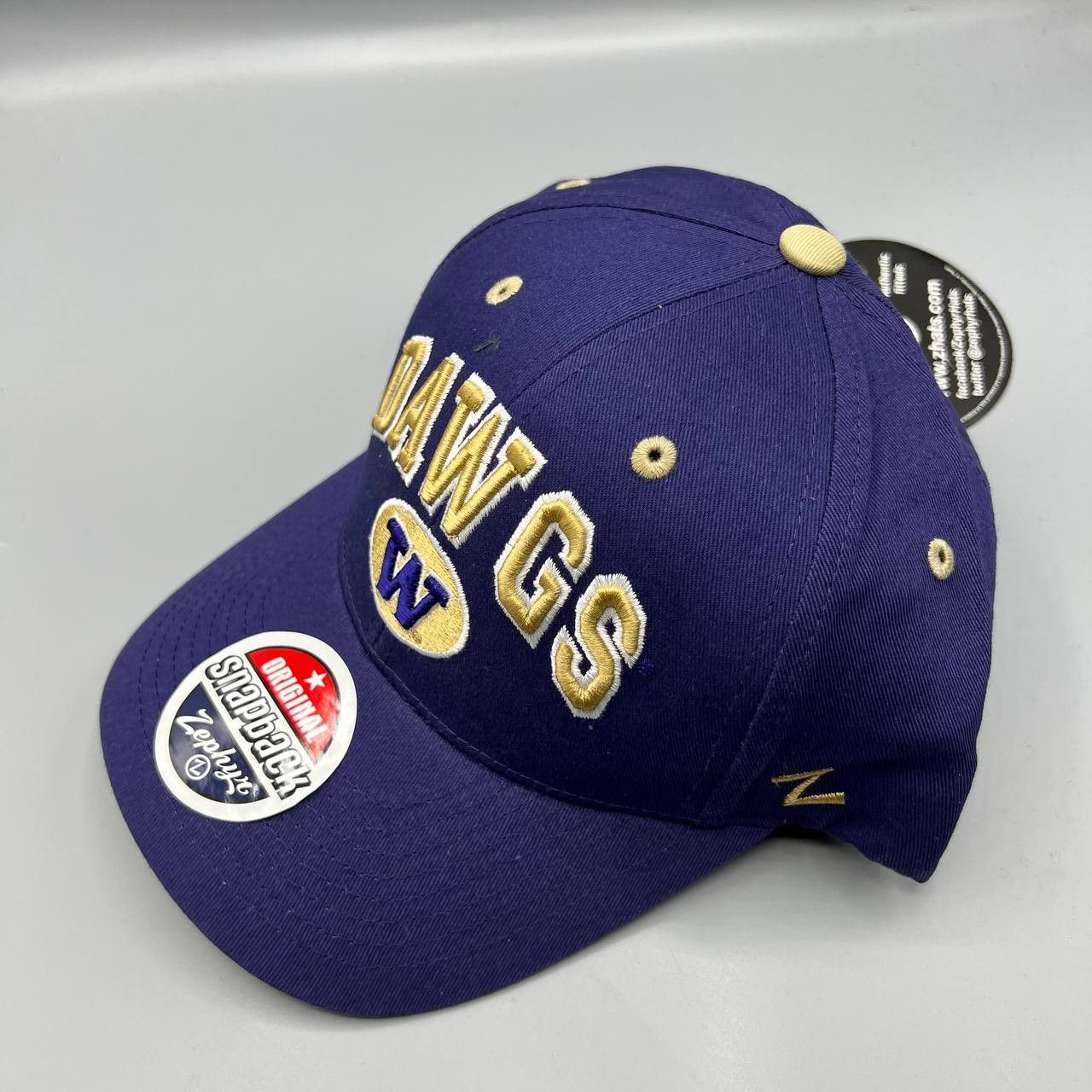 Gorra Ajustable Washington Huskies - Parte Frontal Algodón Twill, Trasera Malla, Cierre Trasero, Oficial NCAA