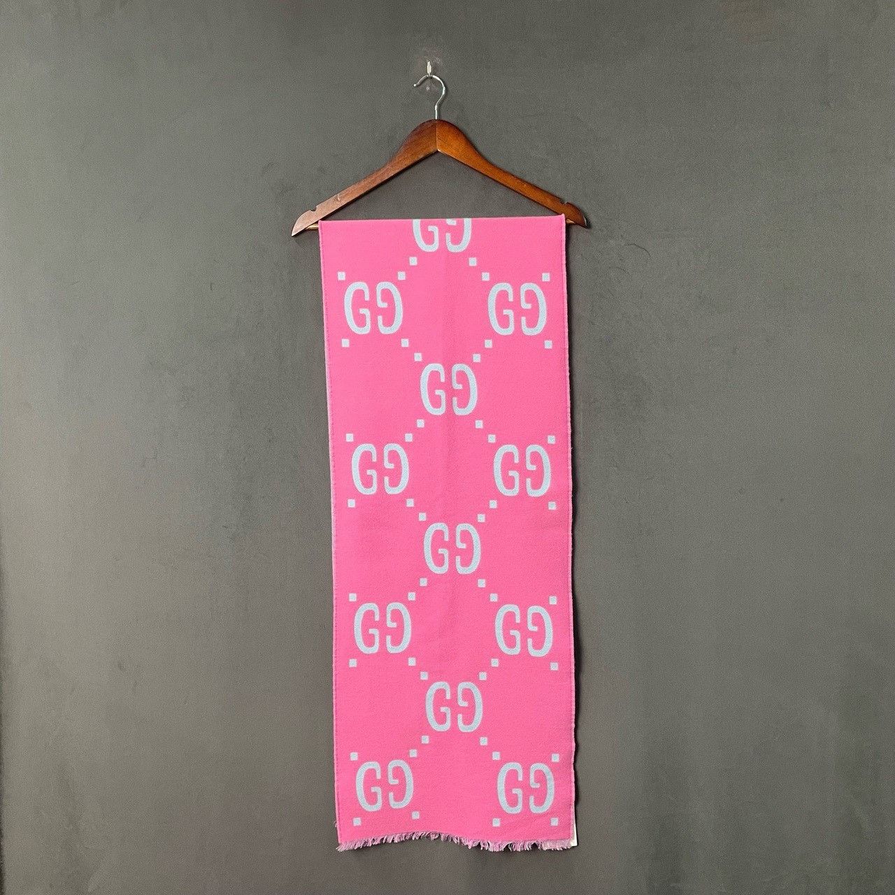 Gucci Gucci Pink big logo scarf 2501-Nextarrow Size ONE SIZE - 1 Thumbnail