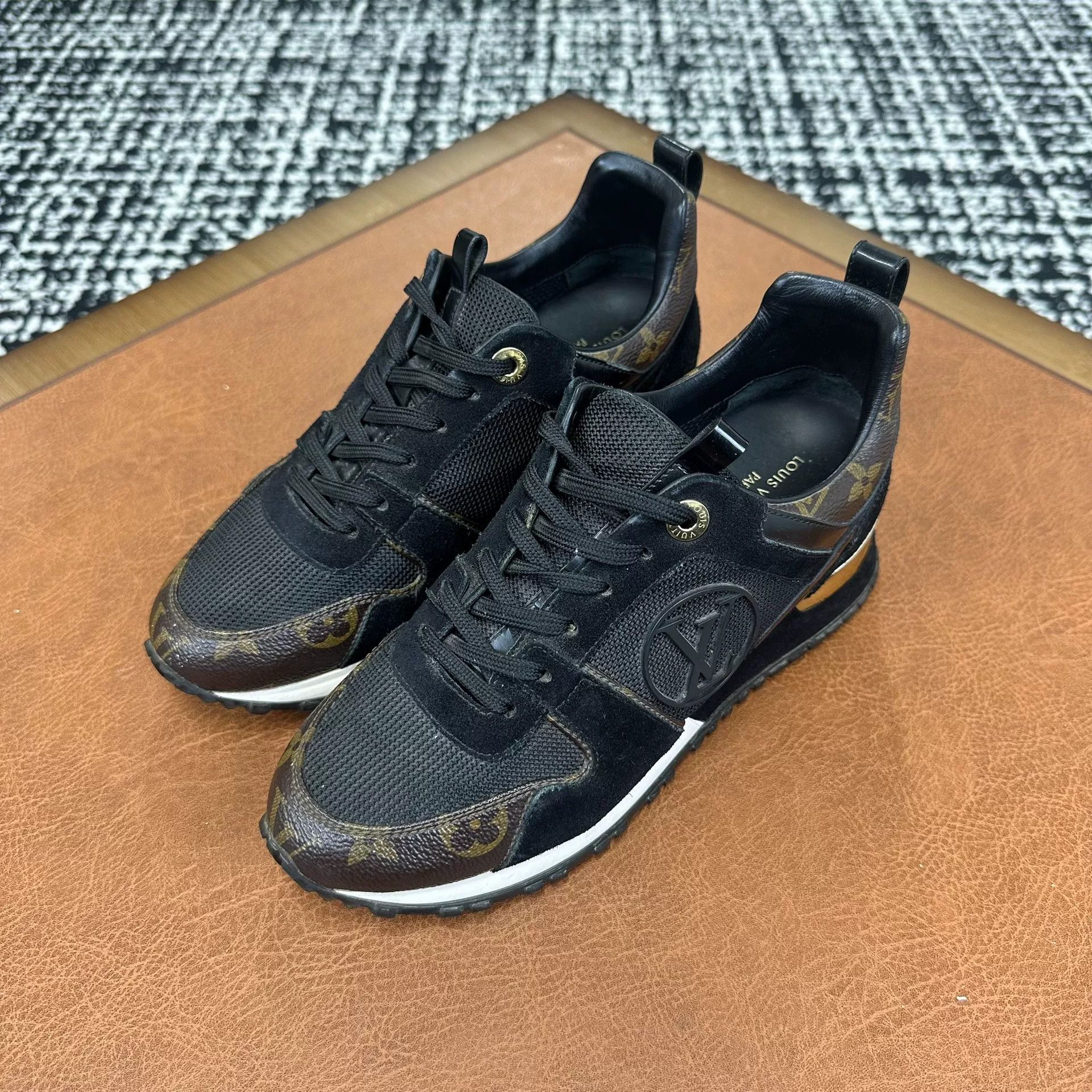 Louis Vuitton Louis Vuitton Black Lowtop Sneakers it_35 Women Size US 5 / IT 35 - 1 Thumbnail