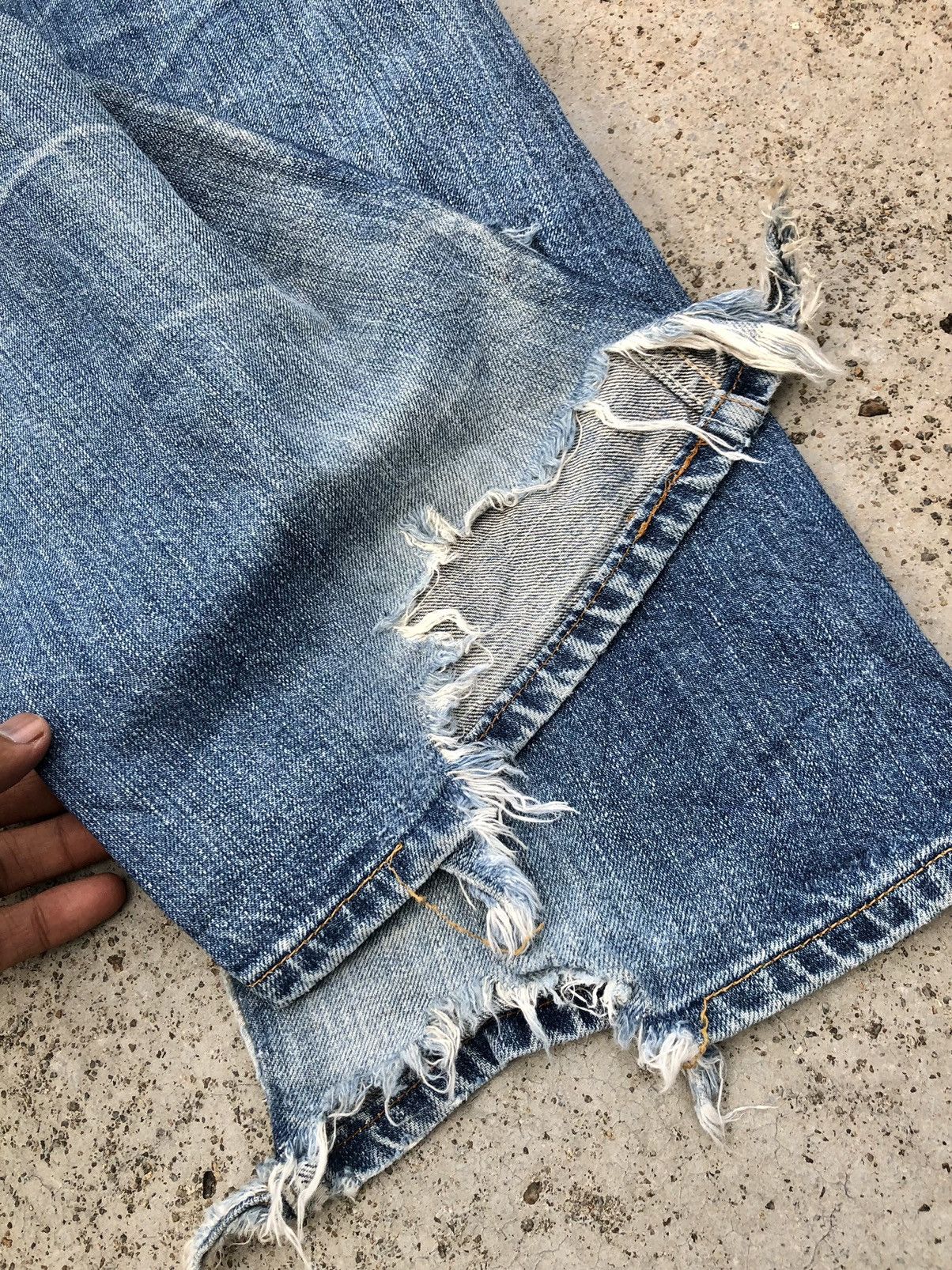 Levi's VINTAGE LEVIS 501 DISTRESSED JEANS Size US 33 - 8 Thumbnail