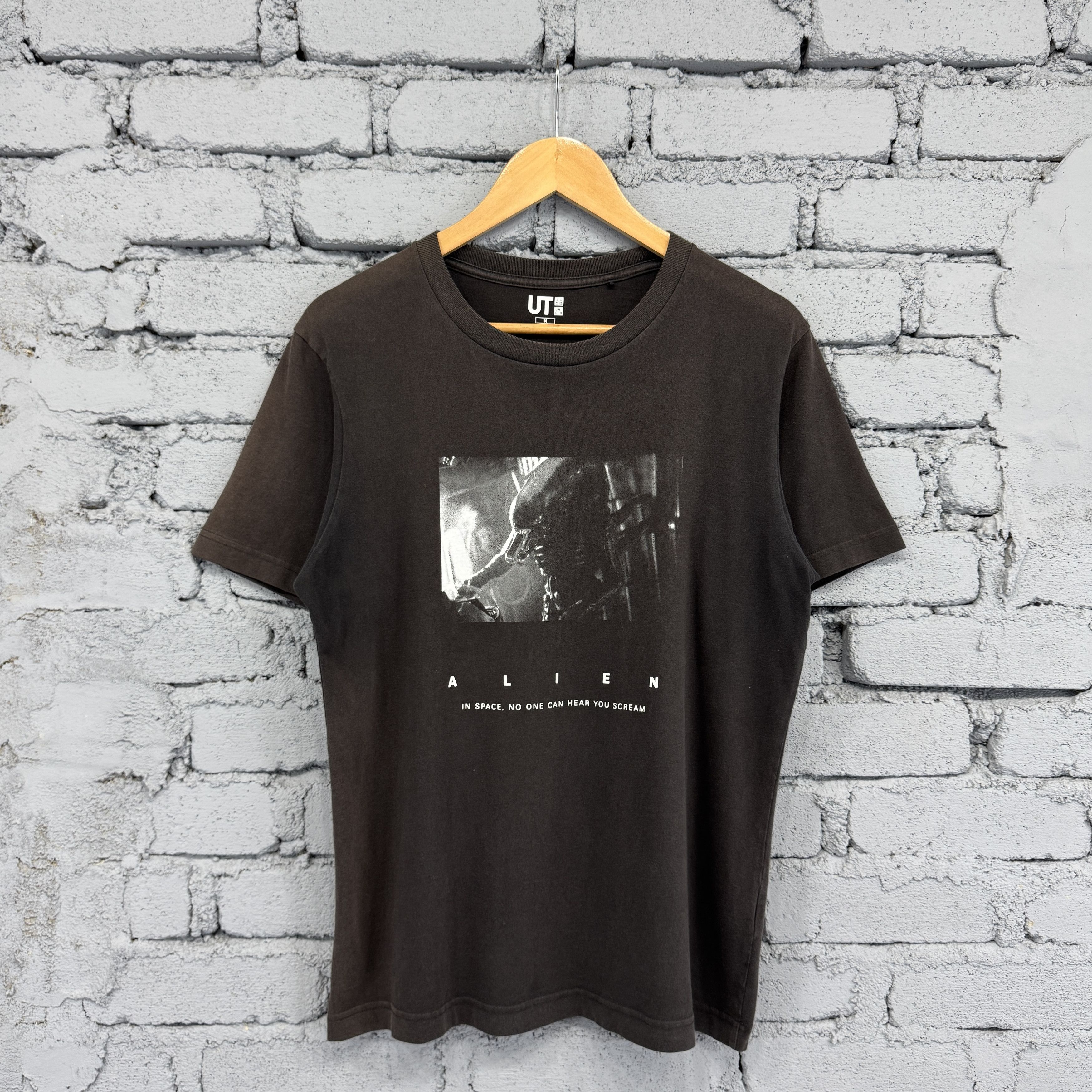 Uniqlo Uniqlo UT Alien Movie Graphic Sunfaded Tshirt Mens Size US M / EU 48-50 / 2 - 1 Thumbnail