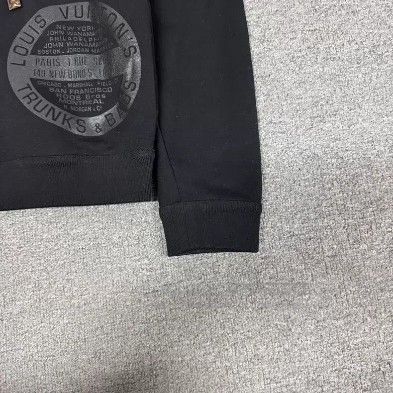 Louis Vuitton Louis Vuitton Badge Logo print black hooded zip sweatshirt Size US XS / EU 42 / 0 - 4 Thumbnail