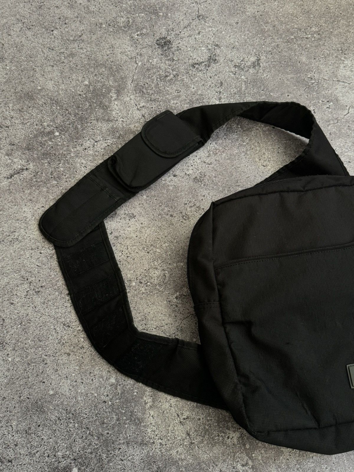 Diesel × Vintage Vintage Diesel Y2K distressed crossbody sling bag Size ONE SIZE - 12 Thumbnail