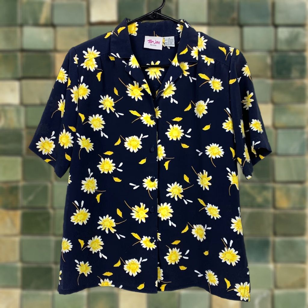 Vintage VINTAGE TanJay 90s Camp Shirt Women's Petite Daisies Button Up 6P Blue Polyester 100% 1980s Casual Shirt Size M / US 6-8 / IT 42-44 - 1 Thumbnail