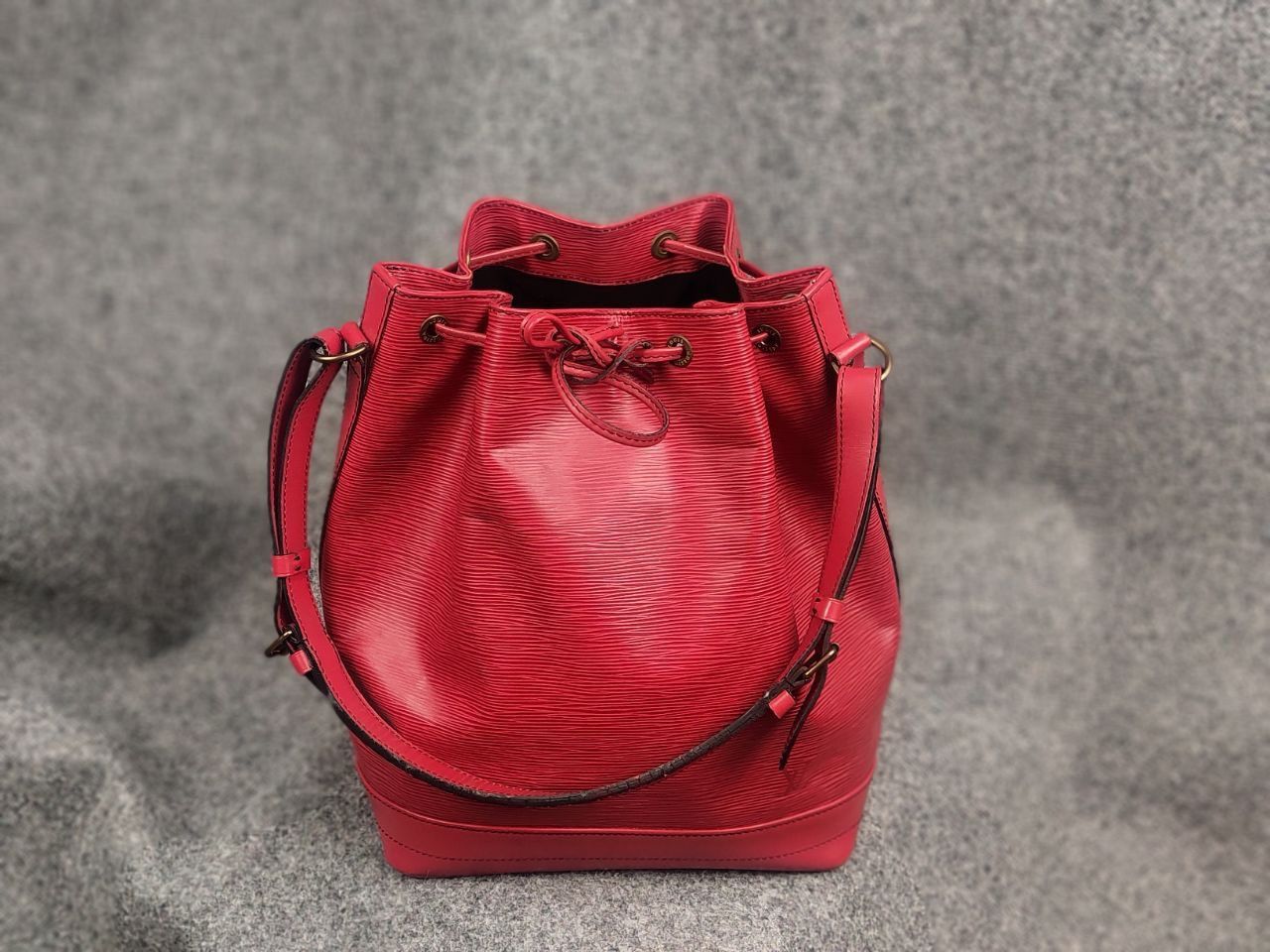 Louis Vuitton Louis Vuitton Noé Epi Vintage authentic Shoulder Red Bag Size ONE SIZE - 2 Thumbnail