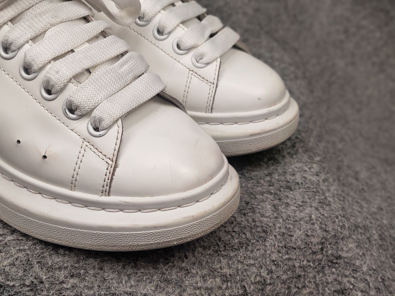Alexander McQueen Alexander McQueen Oversized Leather Sneaker WhitePowder Blue Size US 8 / IT 38 - 11 Thumbnail