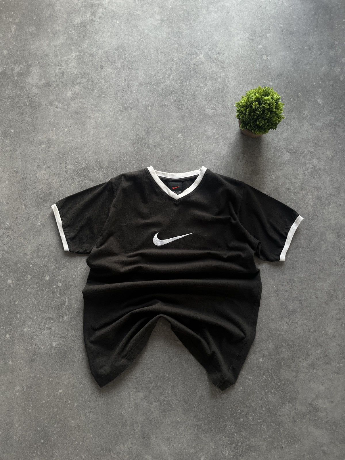 Nike Vintage NIKE 90s Central Swoosh T-shirt Y2K USA Size US S / EU 44-46 / 1 - 1 Thumbnail