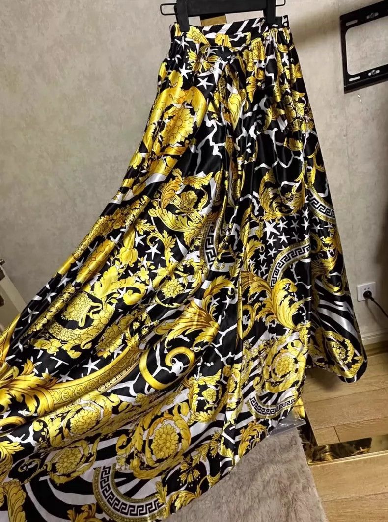 Versace Versace Black and white gold pattern design Size 25" / US 0 / IT 36 - 1 Thumbnail