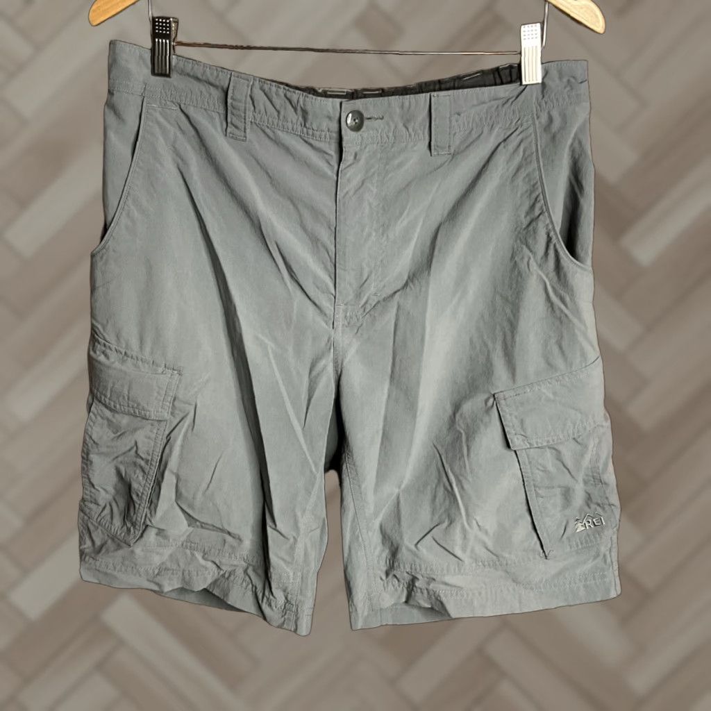 Vintage REI Cargo Shorts Size Large Gray Lightweight Nylon Hiking Regular Men Cargo Shorts L Gray Nylon REI Men's Size US 33 - 1 Thumbnail