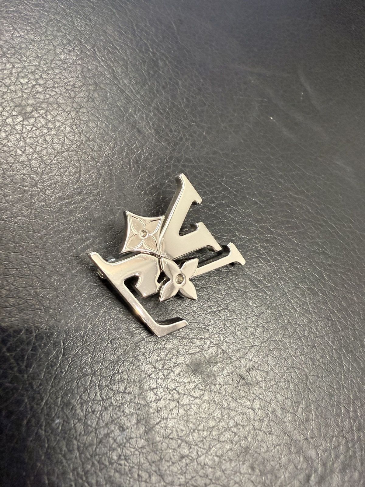 Louis Vuitton Louis Vuitton monogram row brooch M02284 Size ONE SIZE - 3 Thumbnail