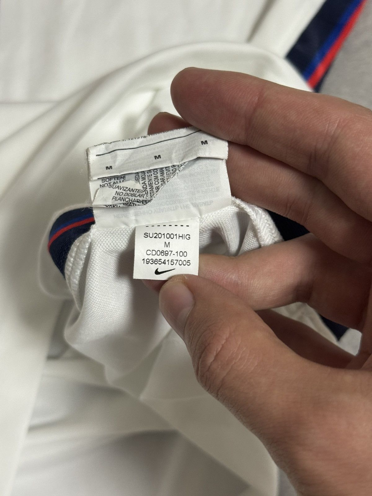 Nike Nike England Wan Bissaka 29 size M soccer jersey t-shirt Size US M / EU 48-50 / 2 - 14 Thumbnail