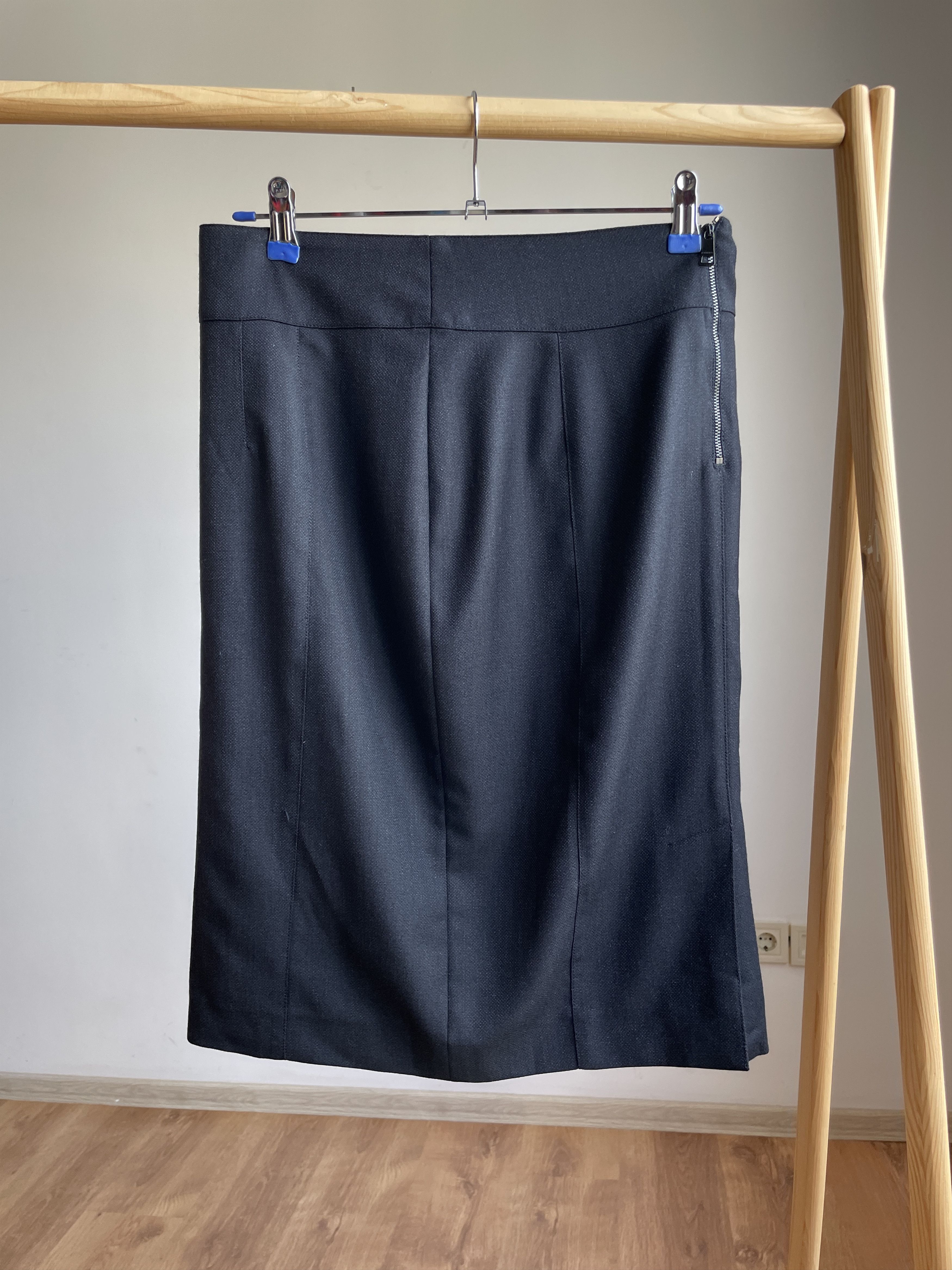 Burberry Burberry London Virgin Wool Formal Pencil Midi Skirt Size 30" / US 8 / IT 44 - 2 Thumbnail