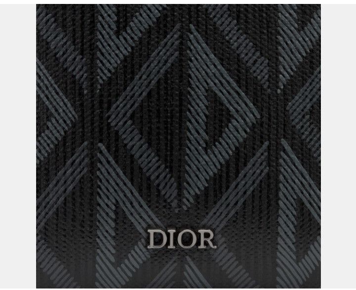 o1w1db10325 2ESBH0 Size: OS / Bifold Wallet in Black