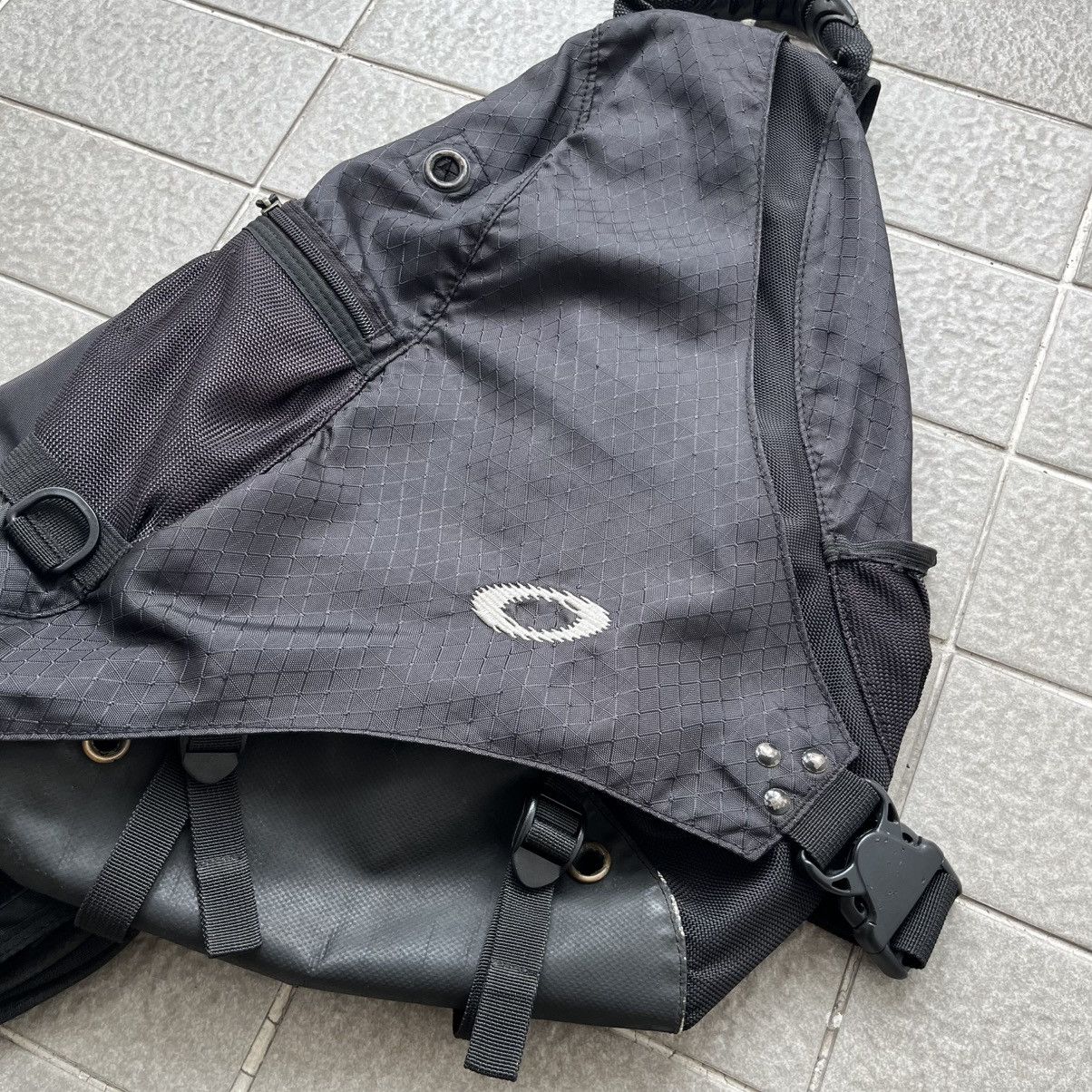 Oakley Vintage Oakley Sandbag Sling Pack 2000's ☠️ Very Rare !!! Size ONE SIZE - 3 Thumbnail