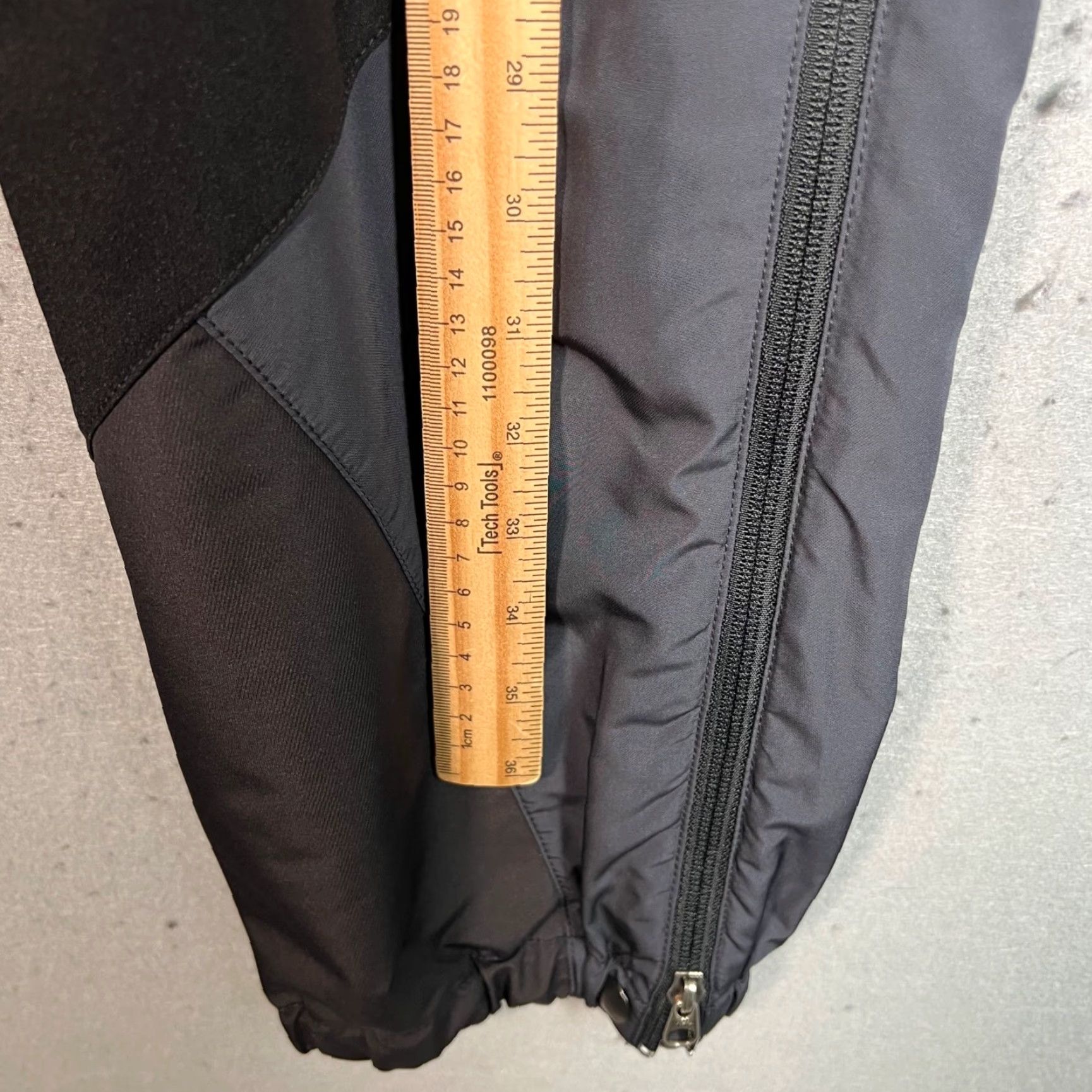 Patagonia Patagonia Womens Small Black & Gray Track Pants - Size S - Side Zip - Activewear Hiking - Regular Inseam 31 in - Polyester Windbreaker Style Size 28" / US 6 / IT 42 - 6 Thumbnail