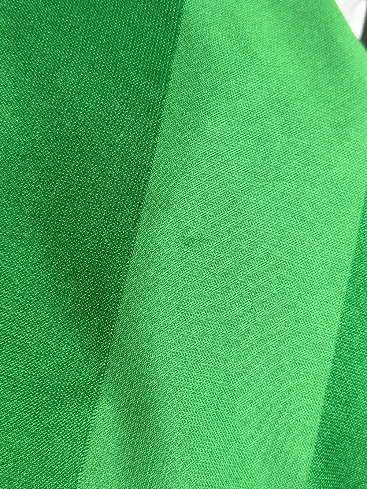 Umbro New Republic of Ireland 16/18 Home Football Jersey Size US L / EU 52-54 / 3 - 7 Thumbnail
