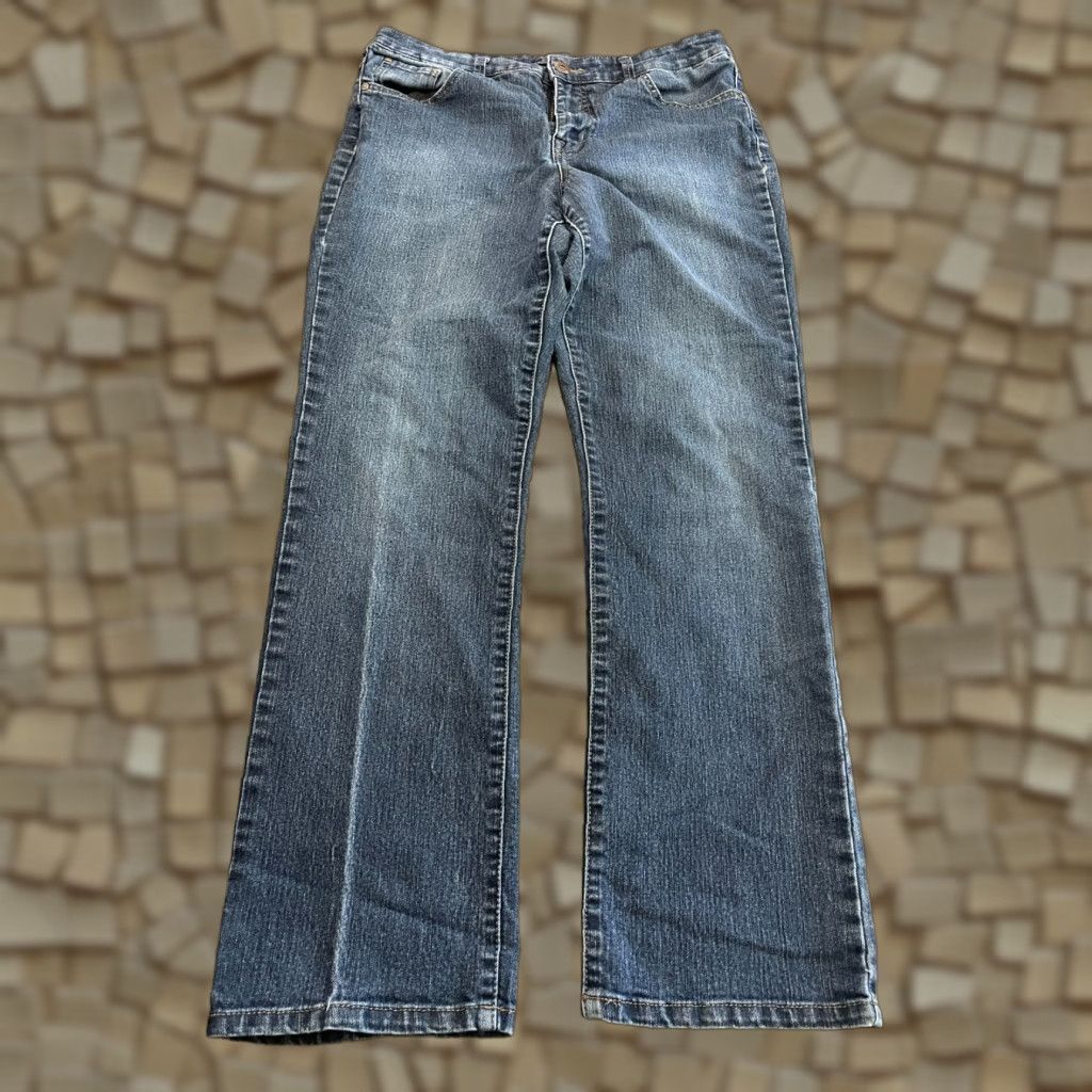 Vintage Bandolino Jeans Women Regular Size 12 Blue Denim Straight Leg Pockets Vintage? No. Size 34" / US 12 / IT 48 - 1 Thumbnail