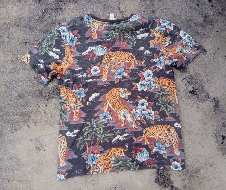 H&M Hawaii Sukajan Tiger 🌴🐯 Fullprint All Over Tshirt Size US S / EU 44-46 / 1 - 3 Thumbnail