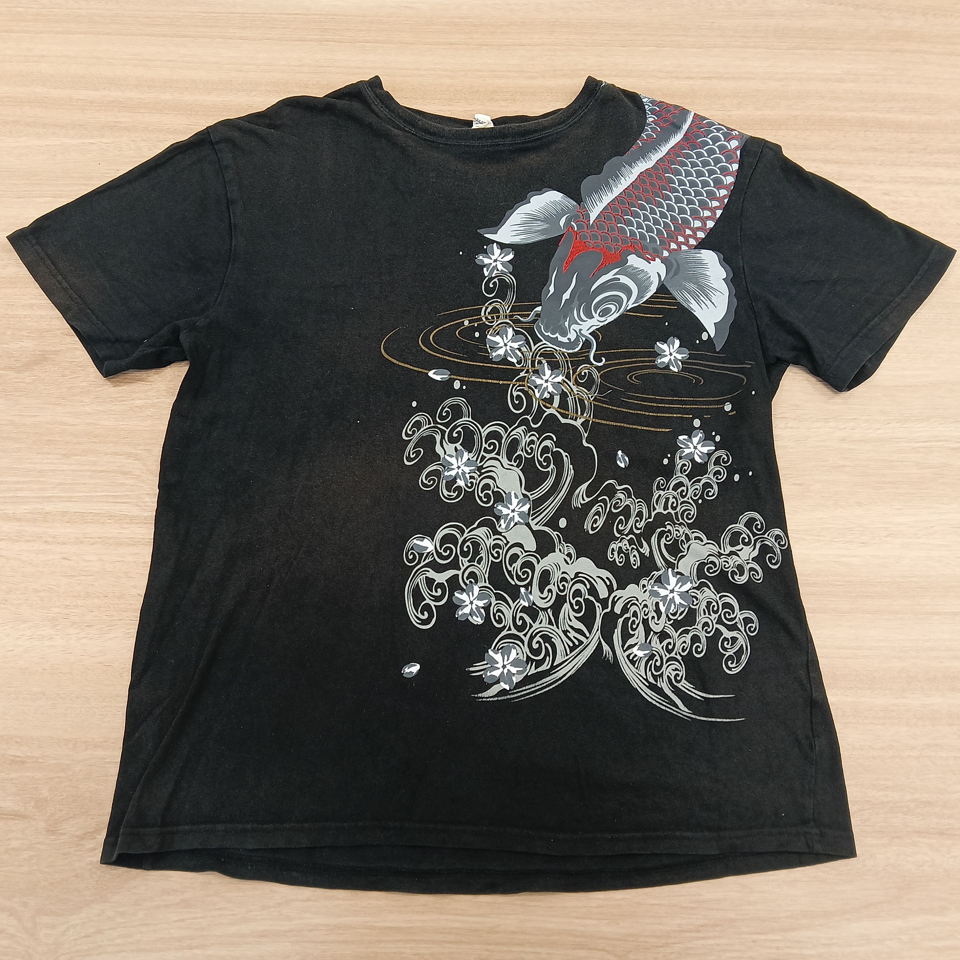 Japanese Brand KOI JAPAN FISH TEE BIG LOGO Size US L / EU 52-54 / 3 - 1 Thumbnail
