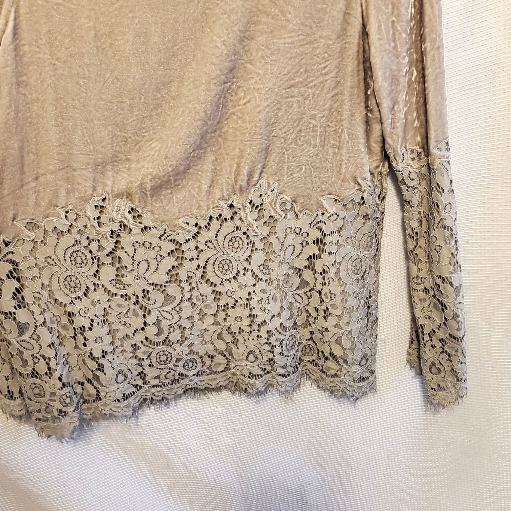 Vintage Sundance Blouse Shirt Women S Gray Crushed Velvet Lace Bell Sleeve Lined Floral Round Neck Pullover Bohemian Holiday Evening Party Wedding" Size S / US 4 / IT 40 - 3 Thumbnail