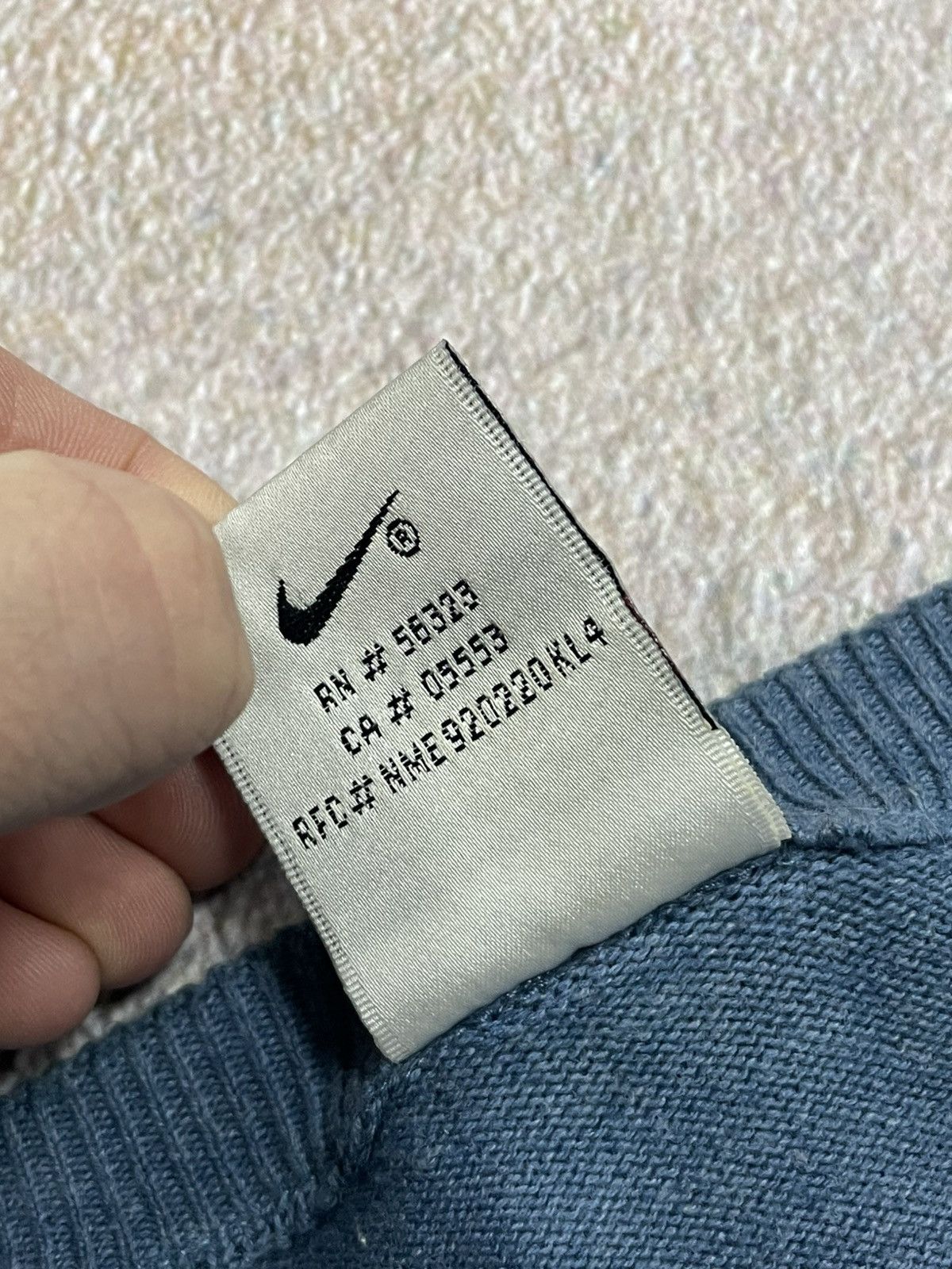 Nike Vintage Nike Center Logo Crew Neck Sweater Size US L / EU 52-54 / 3 - 6 Thumbnail