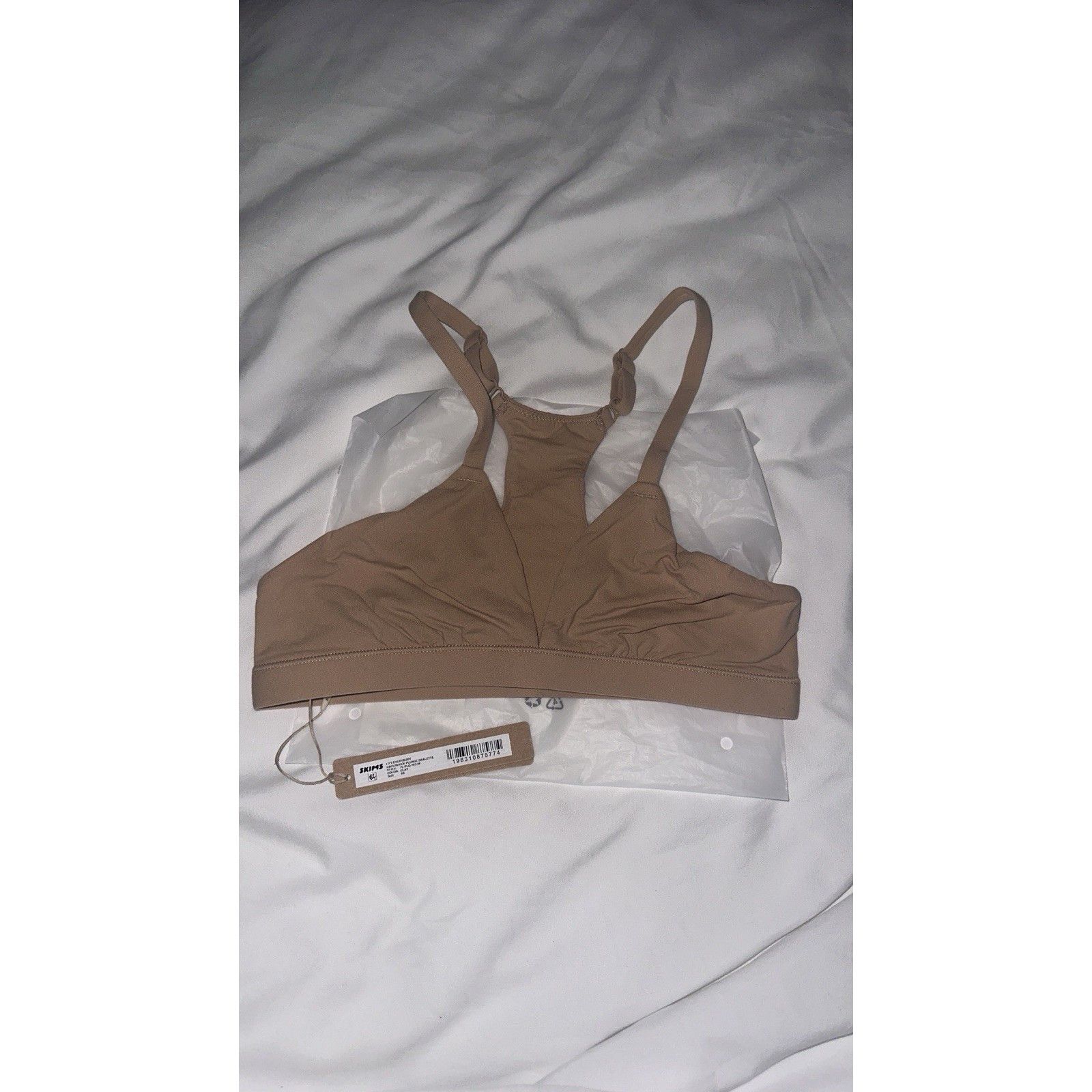 SKIMS NWT SKIMS FITS EVERYBODY RACERBACK PLUNGE BRALETTE Size ONE SIZE - 1 Thumbnail