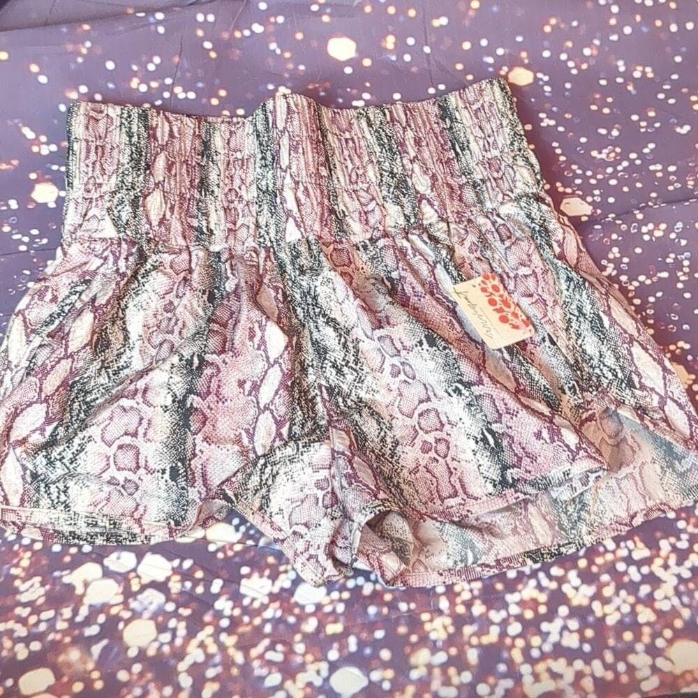 Free People Free people the way home anaconda venom shorts size medium Size 28" / US 6 / IT 42 - 1 Thumbnail
