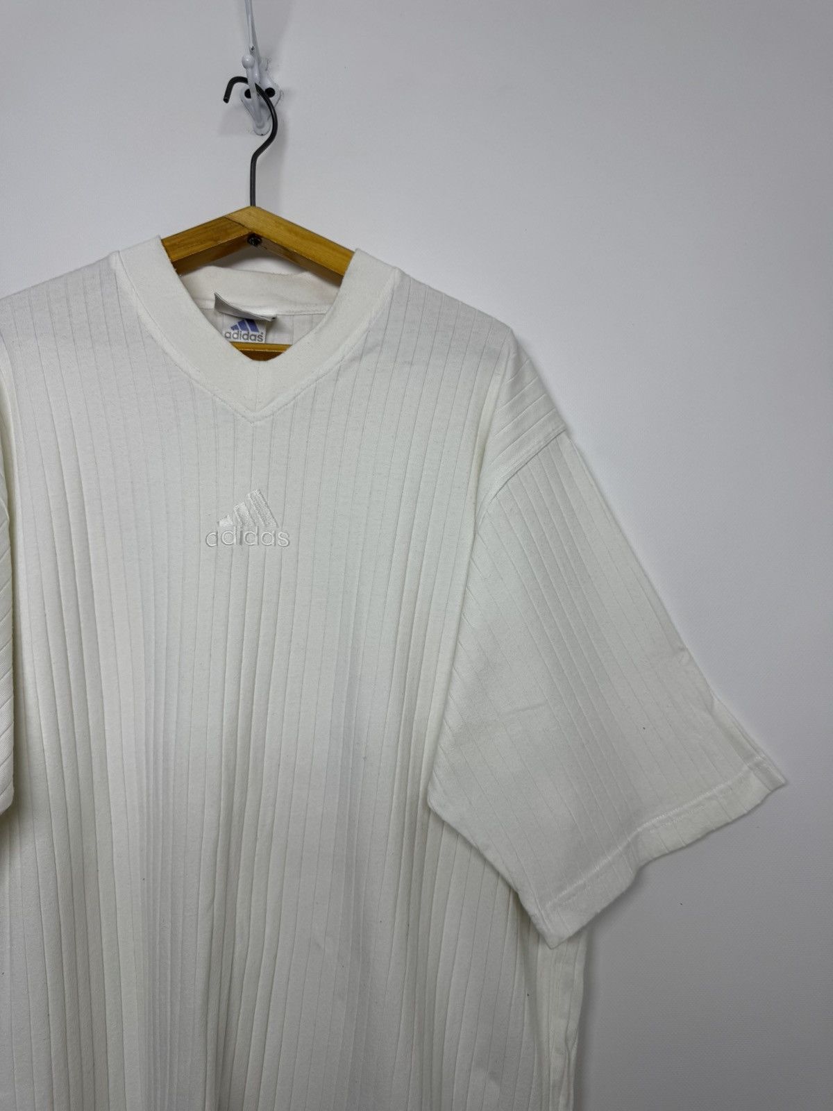 Adidas Vintage 90s Adidas v-neck ribbed T-Shirt logo in beige Size US M / EU 48-50 / 2 - 5 Thumbnail