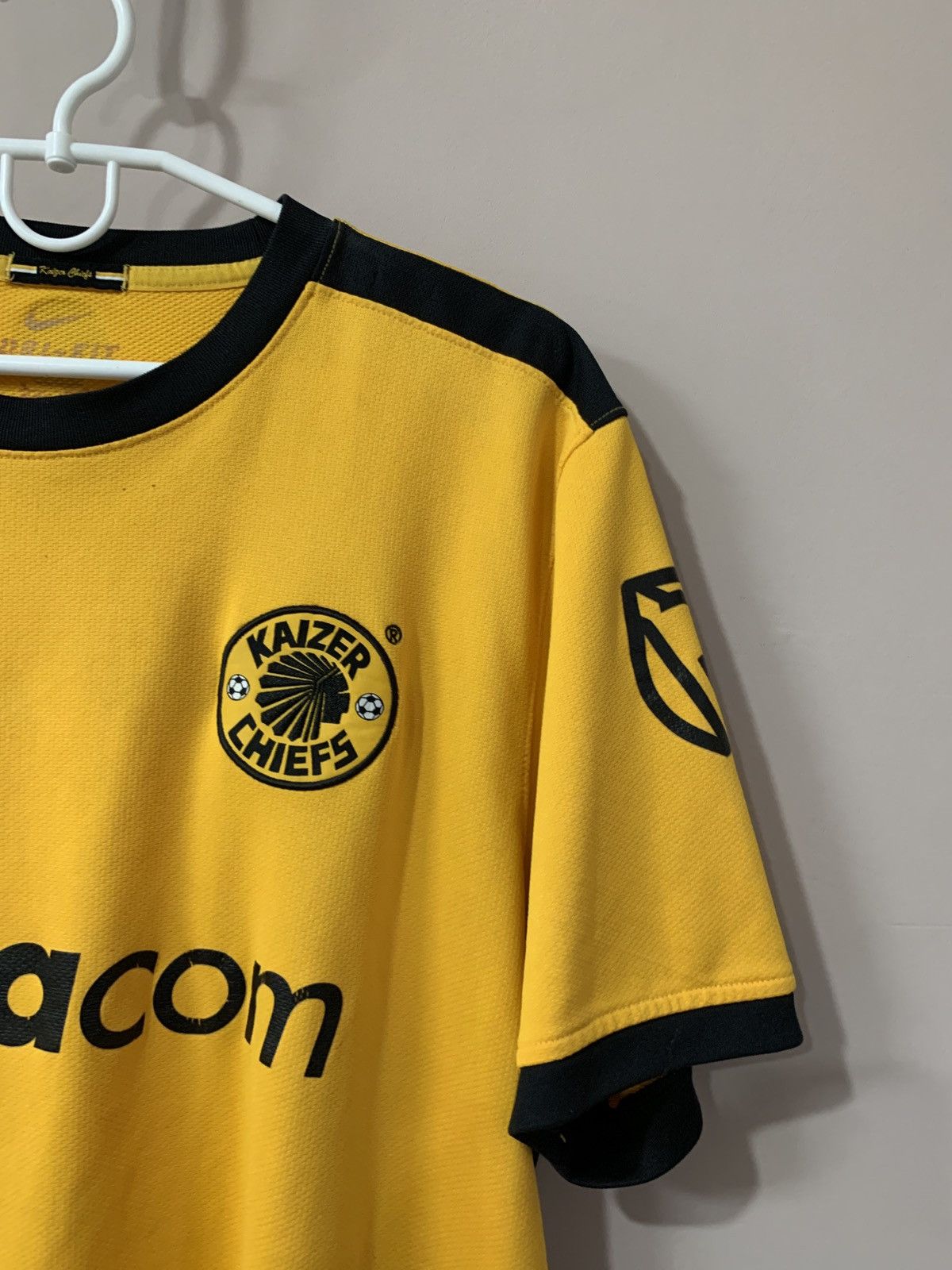 Nike KAIZER CHIEFS 2009/2010 HOME FOOTBALL SHIRT JERSEY Nike Size US XL / EU 56 / 4 - 4 Thumbnail