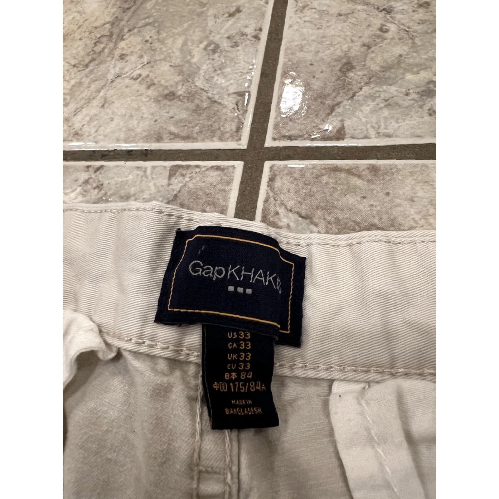Gap VINTAGE? No. Mens Gap Khakis Shorts Beige Flat Front Bermuda Chino 10" Summer 100% Cotton Casual Regular Size 33 Mens Beige Shorts Gap Size US 33 - 6 Thumbnail
