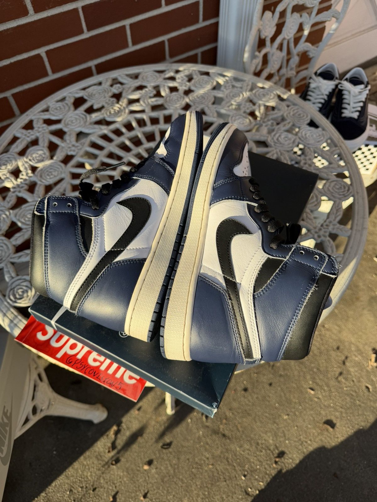 Jordan Brand Jordan 1 High OG Midnight Navy Size US 9 / EU 42 - 4 Thumbnail