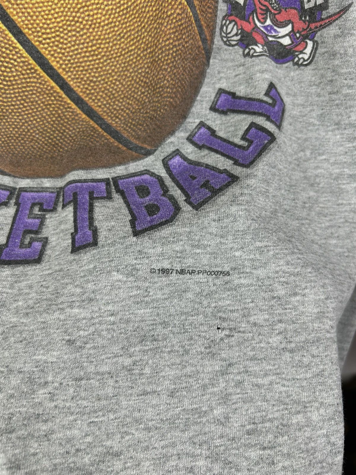 NBA Vintage 1997 Raptors Basketball NBA T-Shirt Size L Size US L / EU 52-54 / 3 - 6 Thumbnail