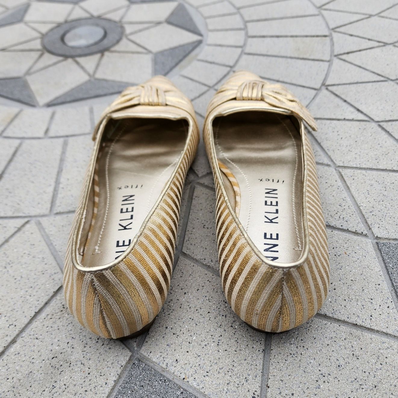 Anne Klein Anne Klein iFlex Breezey Striped Bow Gold Pumps 7.5 Size US 7.5 / IT 37.5 - 5 Thumbnail