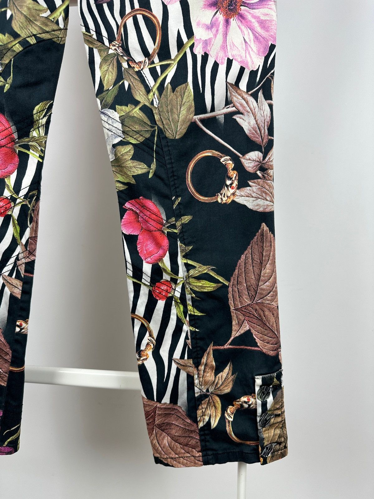 Roberto Cavalli Vintage Roberto Cavalli Class Floral Carpi Cropped Pants Size 32" / US 10 / IT 46 - 16 Thumbnail