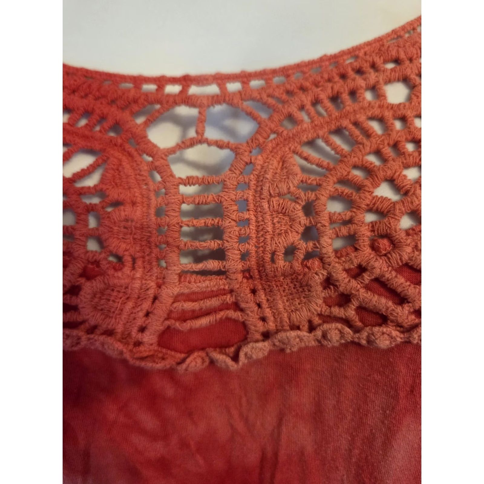 Avenue VINTAGE Ave­nue White Red Tie Dye Crochet Trim Casual Tunic Top Shirt 30/32 4X Size 4XL / US 24-26 - 2 Thumbnail