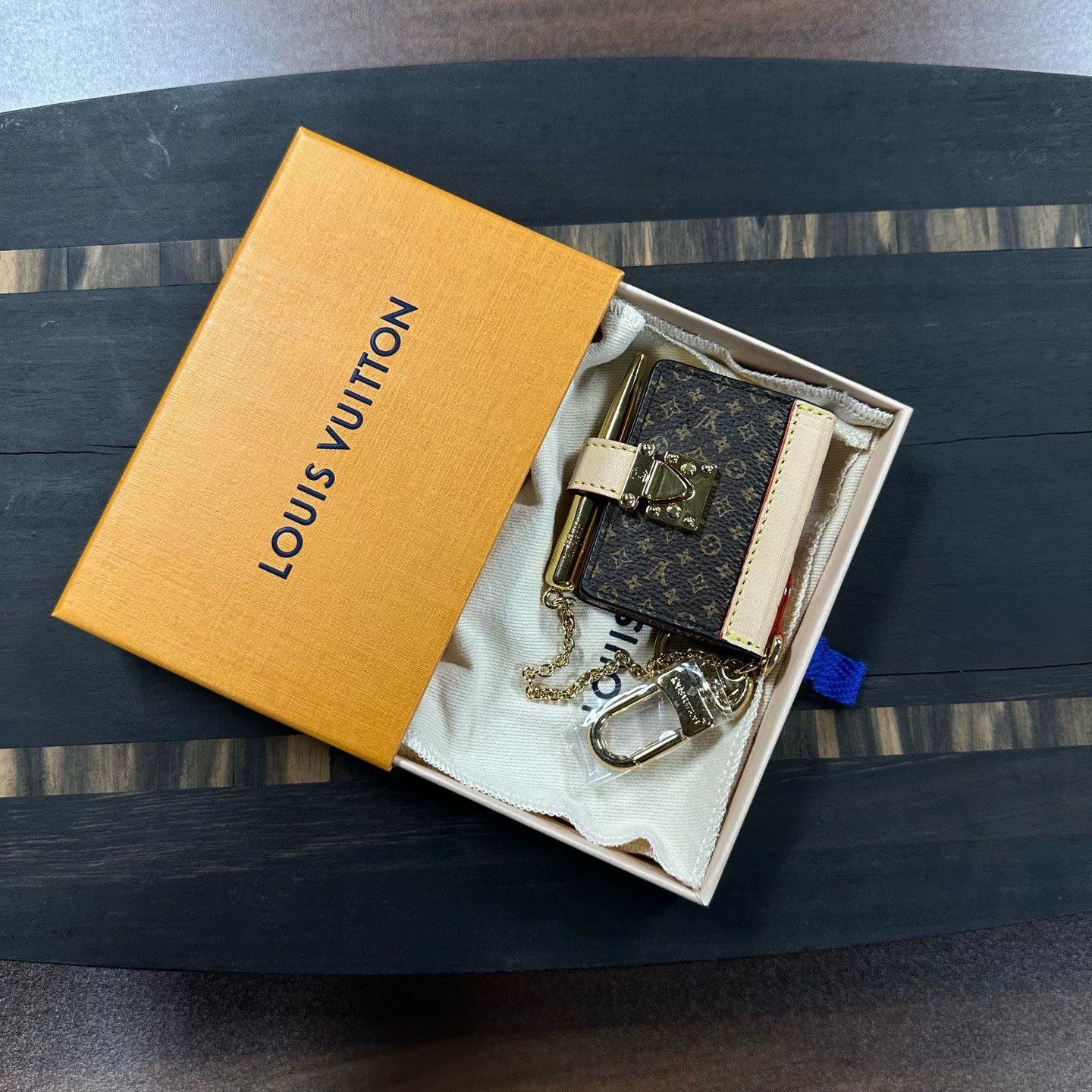Louis Vuitton Louis Vuitton Accessory M Men Size ONE SIZE - 1 Thumbnail