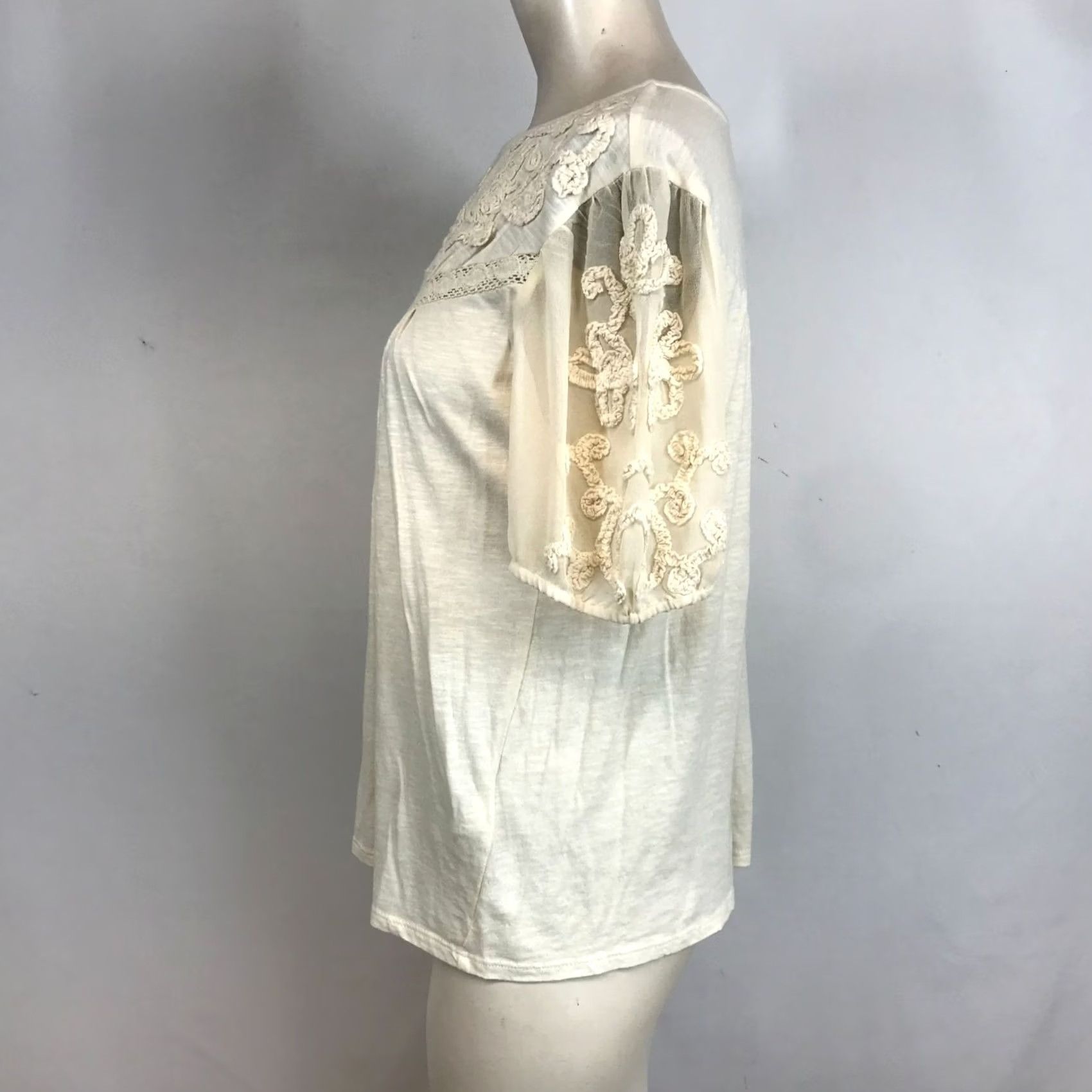 Anthropologie ANTHROPOLOGIE WOMEN'S S SMALL CREAM SHORT SLEEVE APPLIQUE COTTON TOP SHIRT Size S / US 4 / IT 40 - 6 Thumbnail