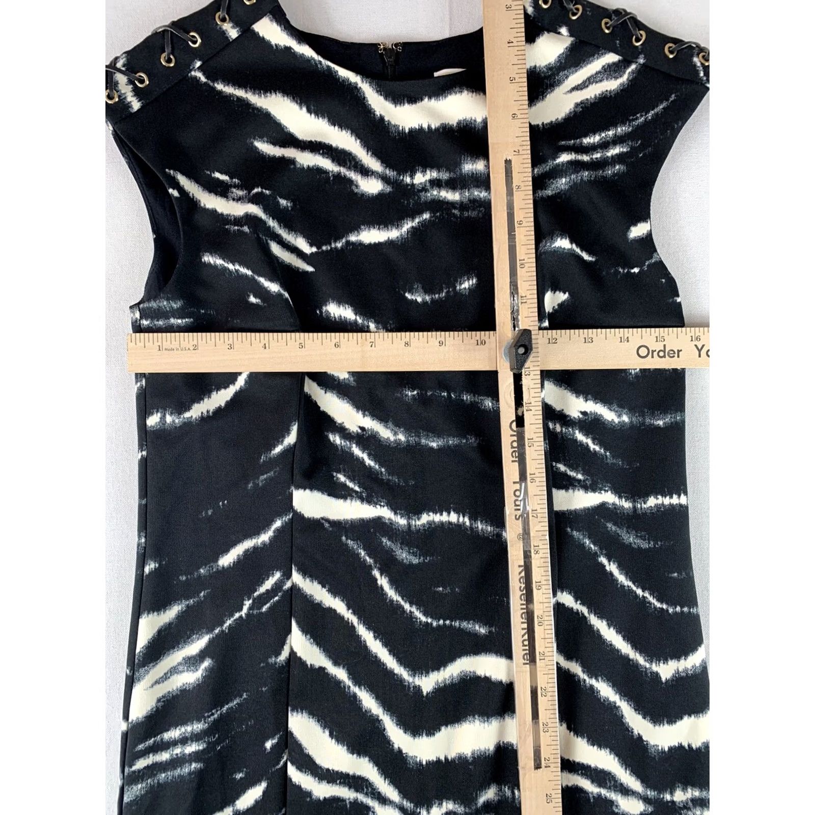 Michael Kors VINTAGE MICHAEL KORS SHEATH DRESS BLACK WHITE TIGER STRIPED WOMENS SMALL SLEEVELESS Size S / US 4 / IT 40 - 3 Thumbnail