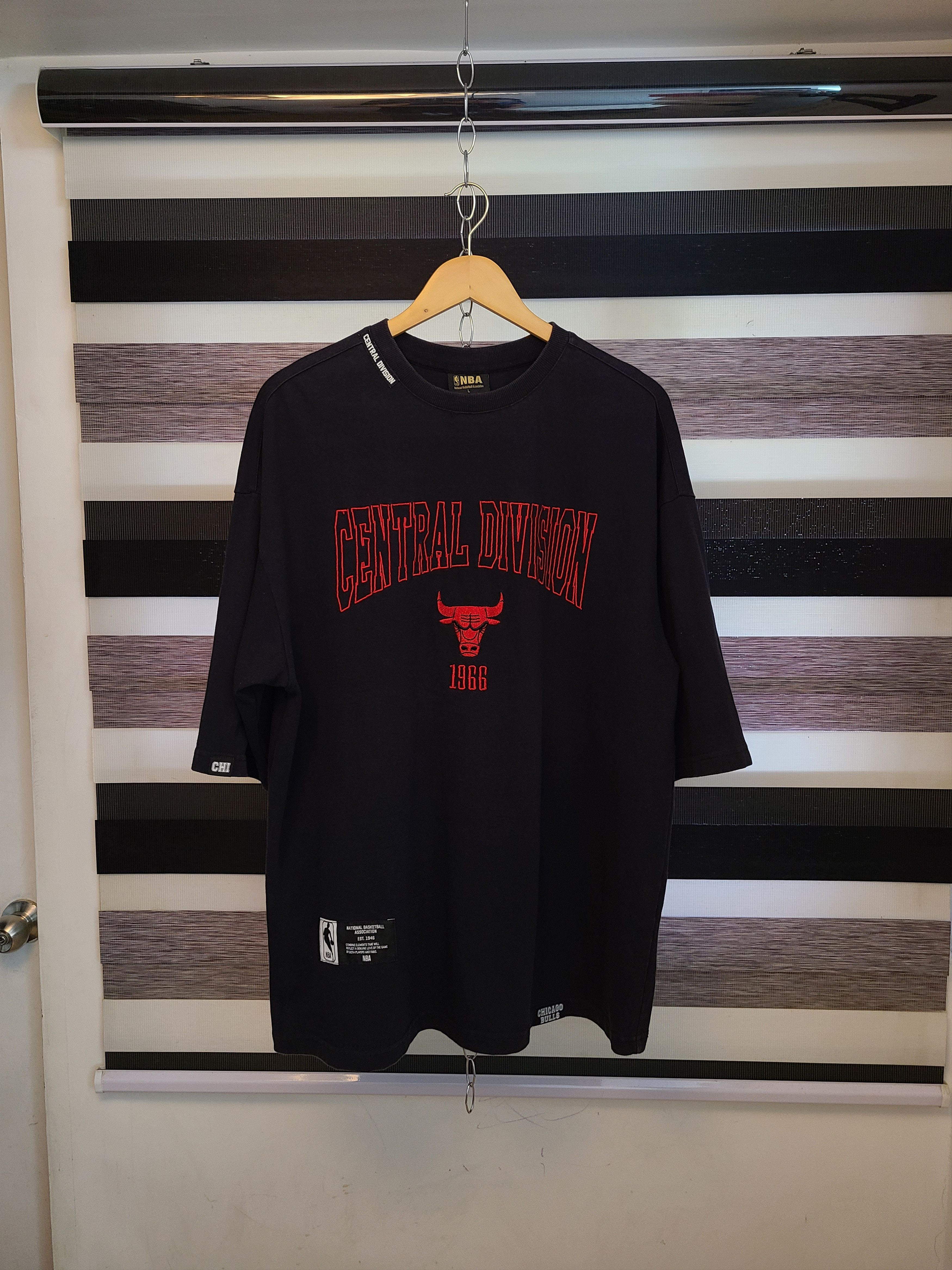 NBA Vintage x NBA Chicago Bulls Central Division Size US L / EU 52-54 / 3 - 1 Thumbnail