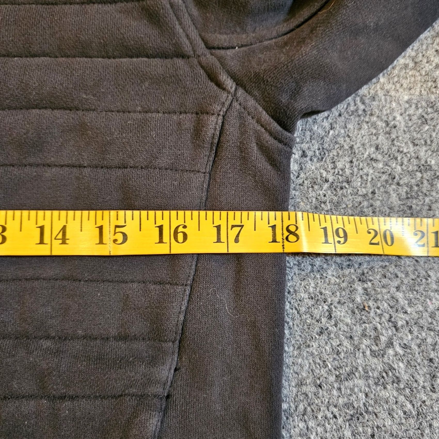 Lululemon Lululemon Sweatshirt Women Size 6 Black Quilted Crew Neck Pullover Casual Minimal Size M / US 6-8 / IT 42-44 - 4 Thumbnail