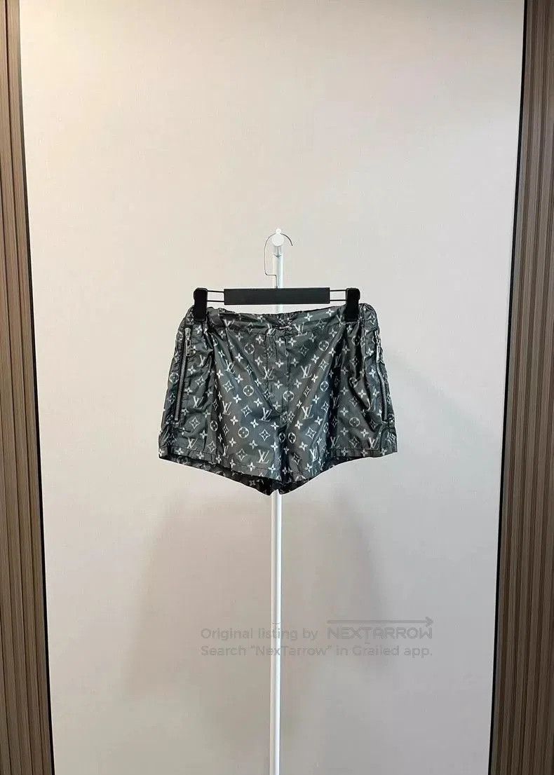 Louis Vuitton Louis Vuitton Gray Logo Print Casual Shorts. Size US 34 / EU 50 - 1 Thumbnail